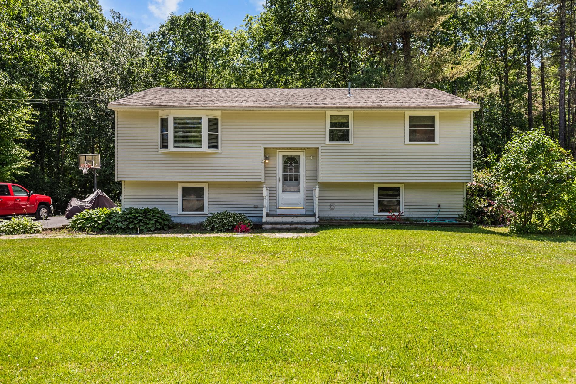 Photo of 4 Country Club Lane Merrimack NH 03054