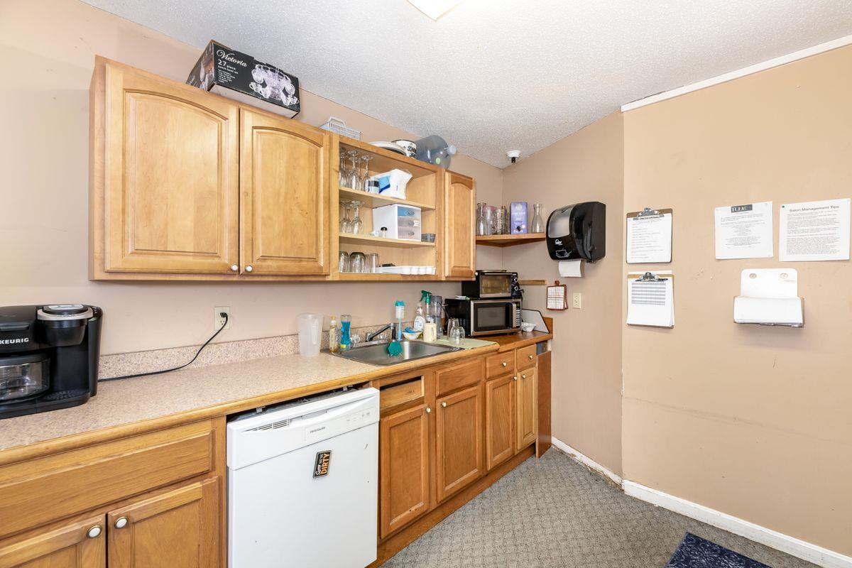 10. Kitchen - Break room