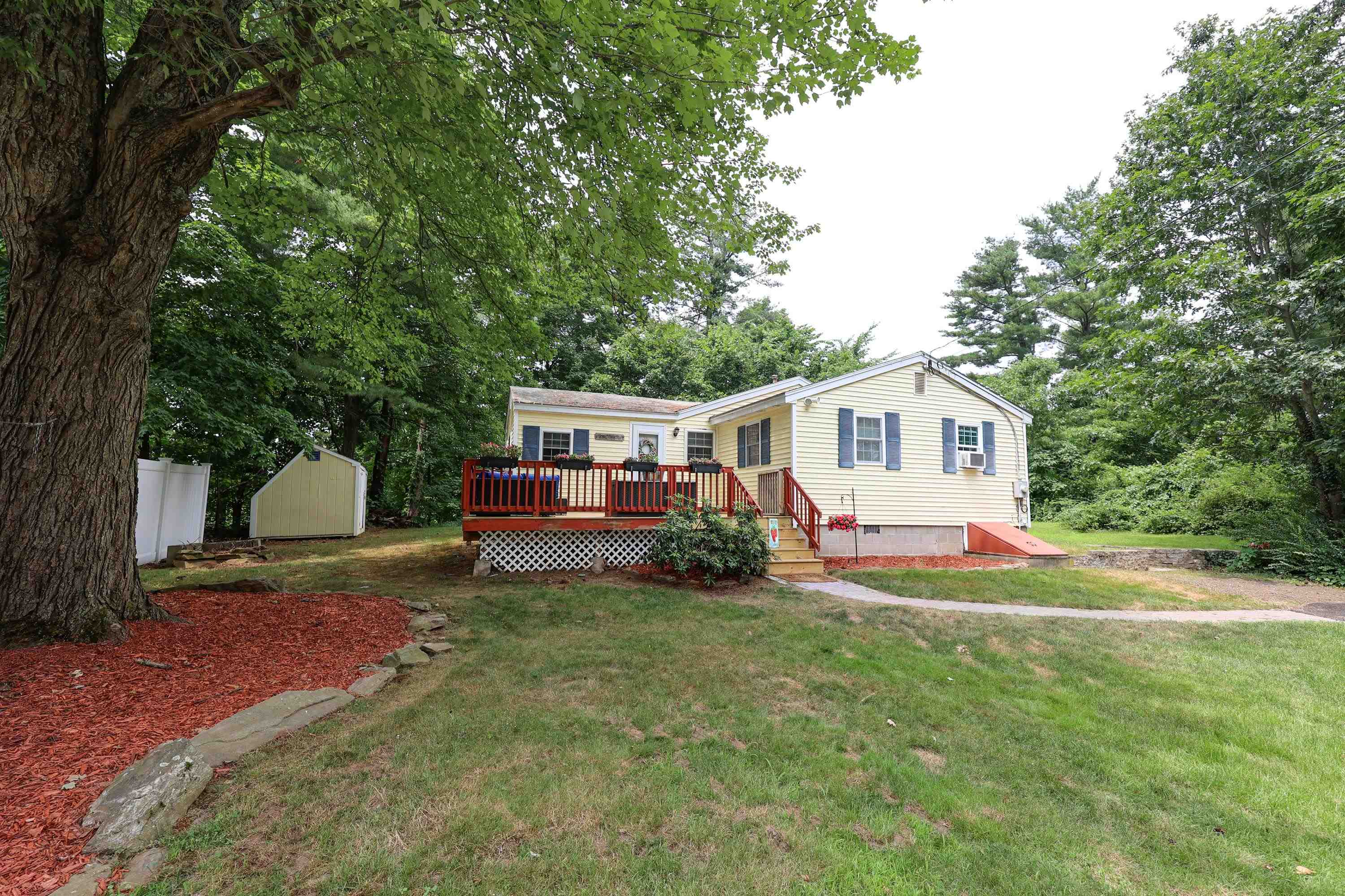Photo of 1 Hoodkroft Drive Derry NH 03038