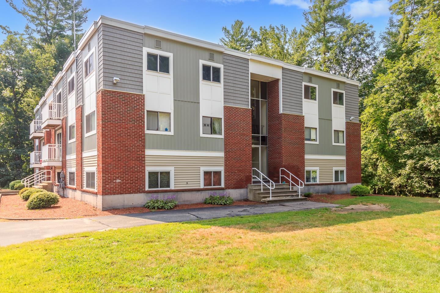 Photo of 98G Capitol Hill Drive Londonderry NH 03053-3505