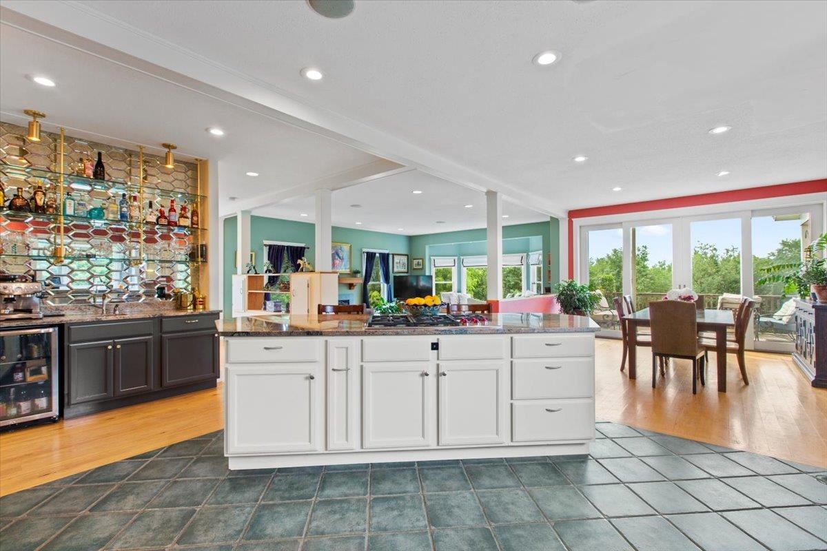 Wetbar at left