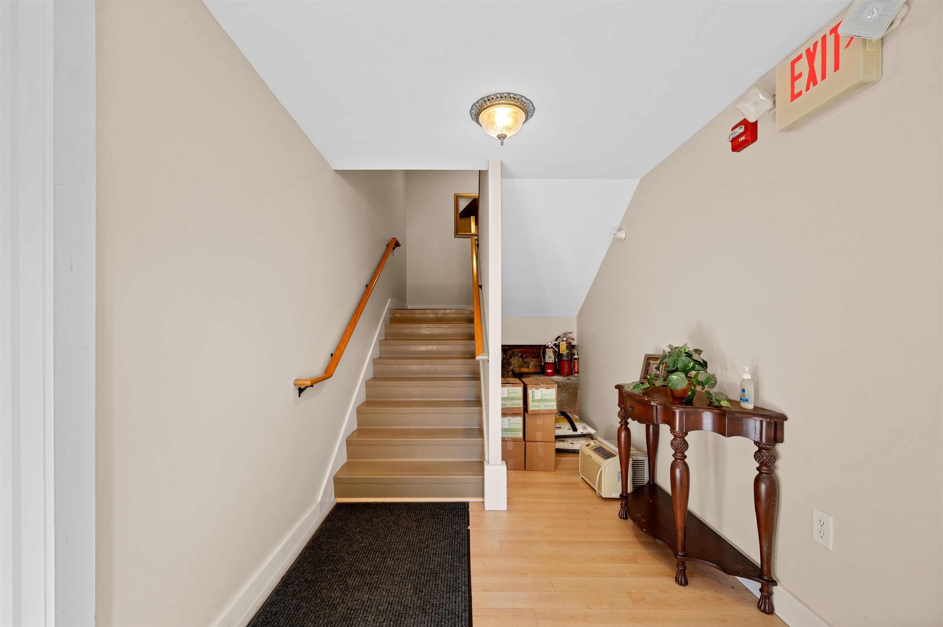 Carriage House Side Wing - Entry Foyer