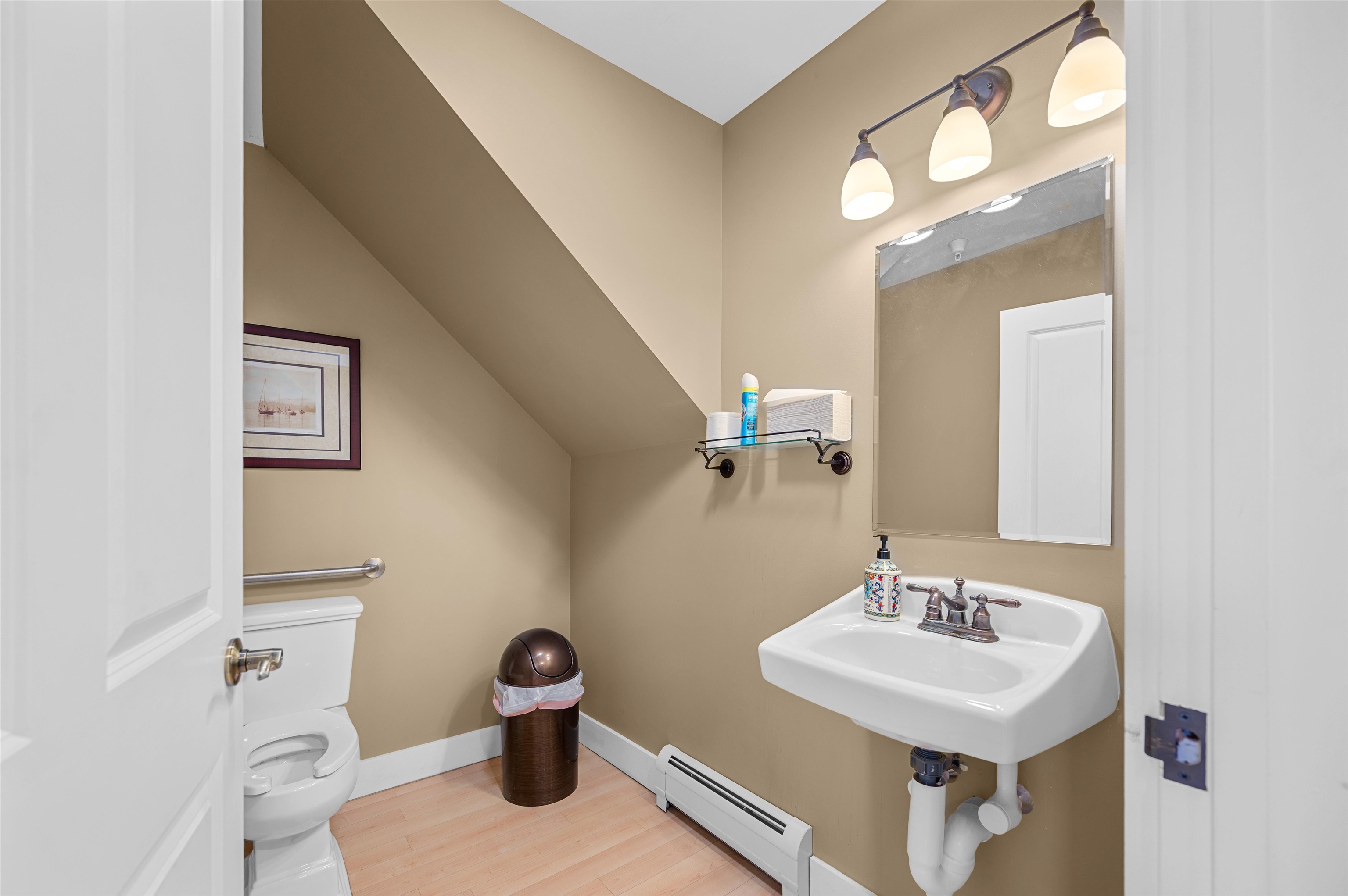 Carriage House Side Wing - Second Floor Shared 1/2 Bath