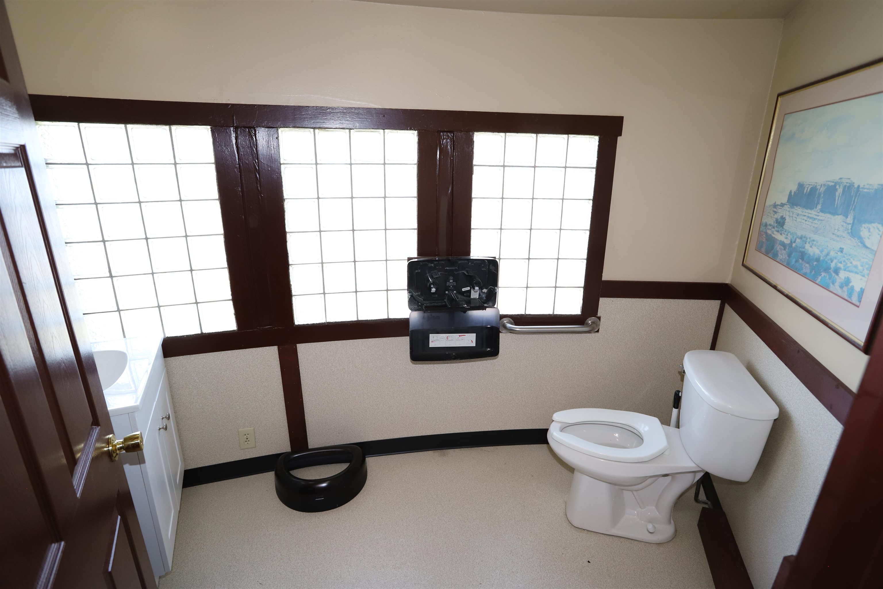 2 Large Clean Bathrooms for Customers