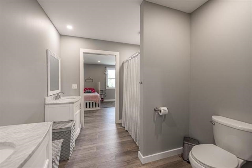 Full Bathroom in between the 2nd and 3rd bedroom is a dream for children