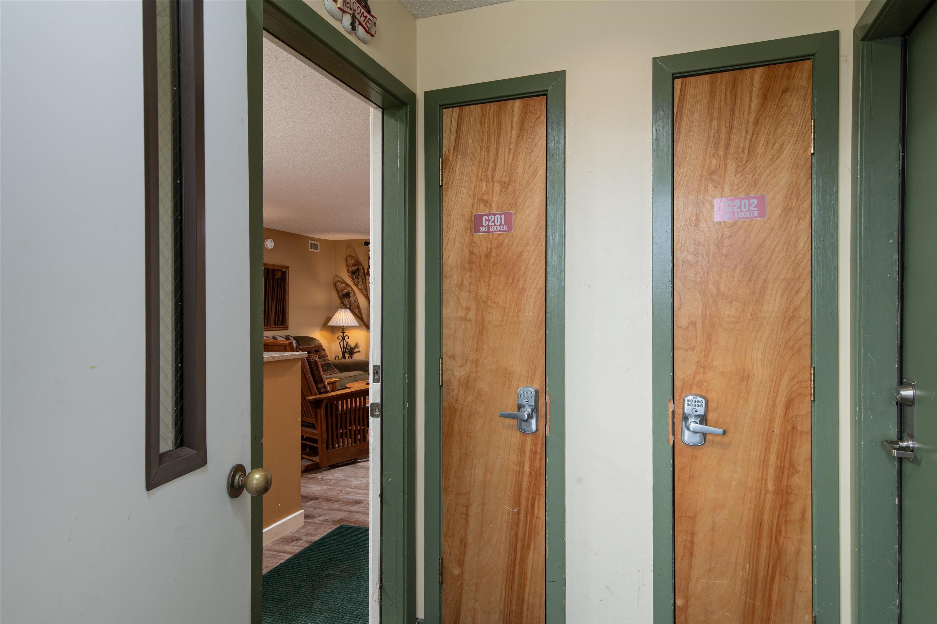 Entry with Ski Locker 23149658