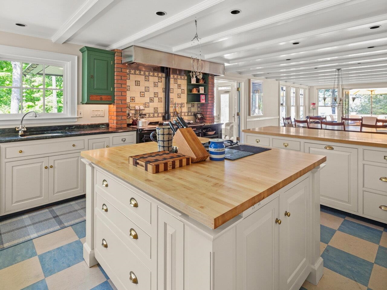 Custom cabinets & gas stovetop