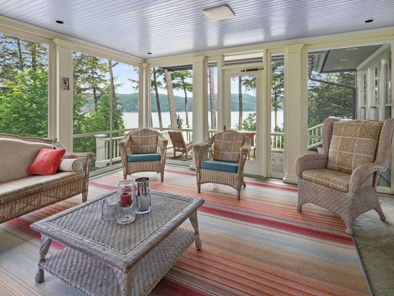 Wonderful screen porch off FR