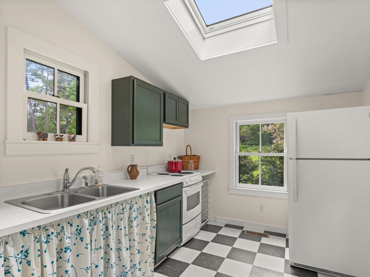Charming cottage Kitchen
