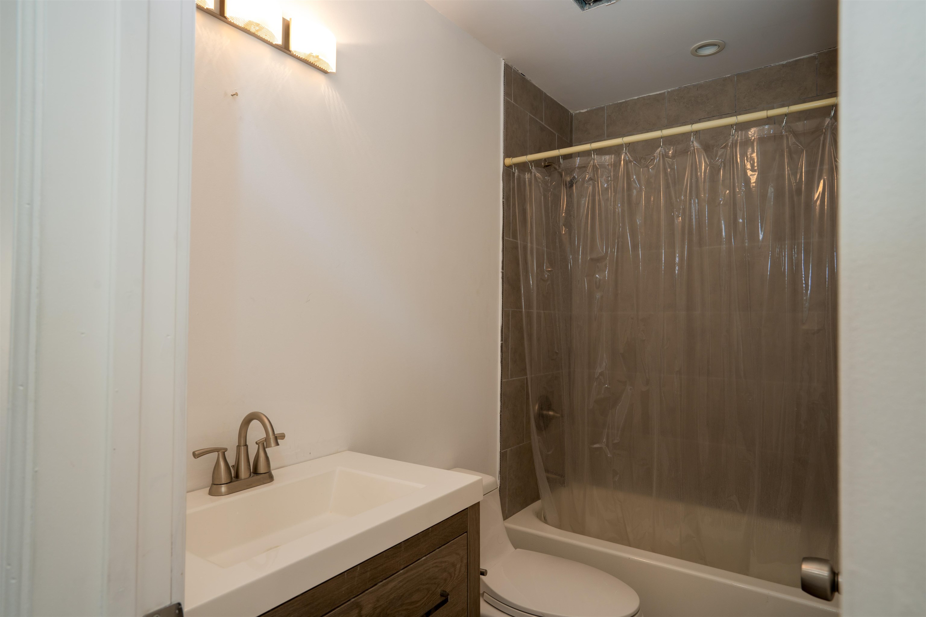 Unit 1 Full Bathroom 22812275