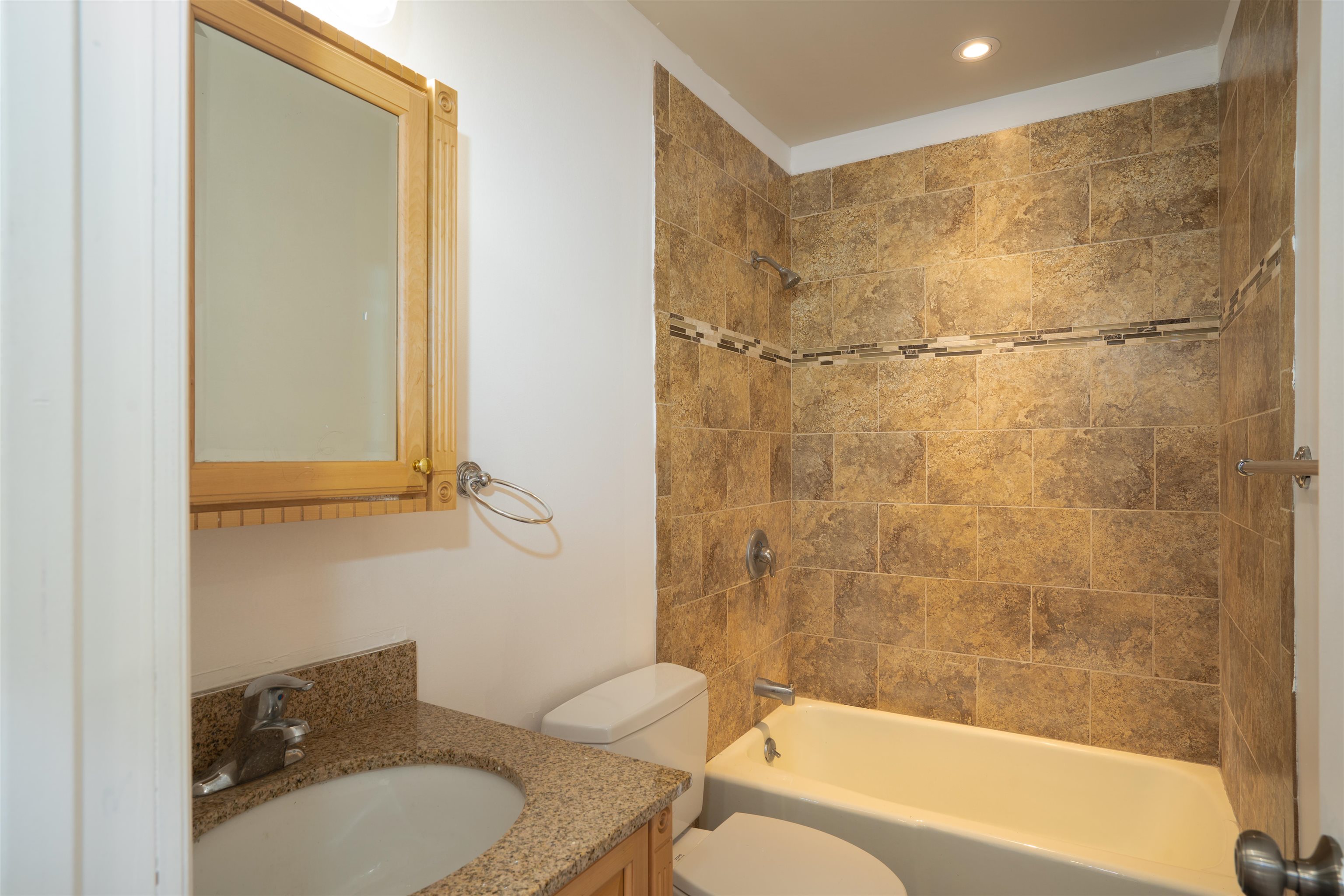 Unit 2 Full Bathroom 22812286