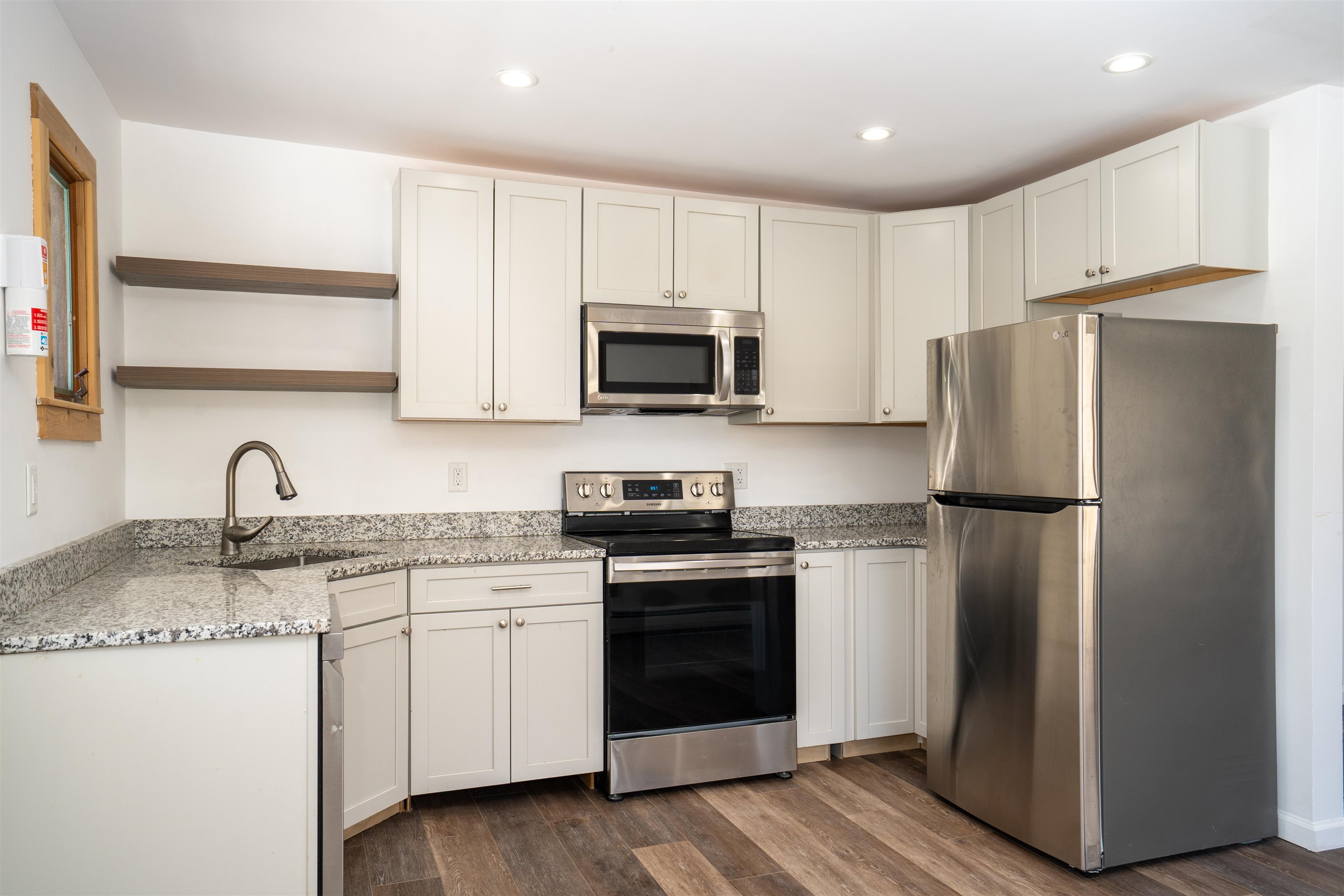 Unit 1 Kitchen 22812282