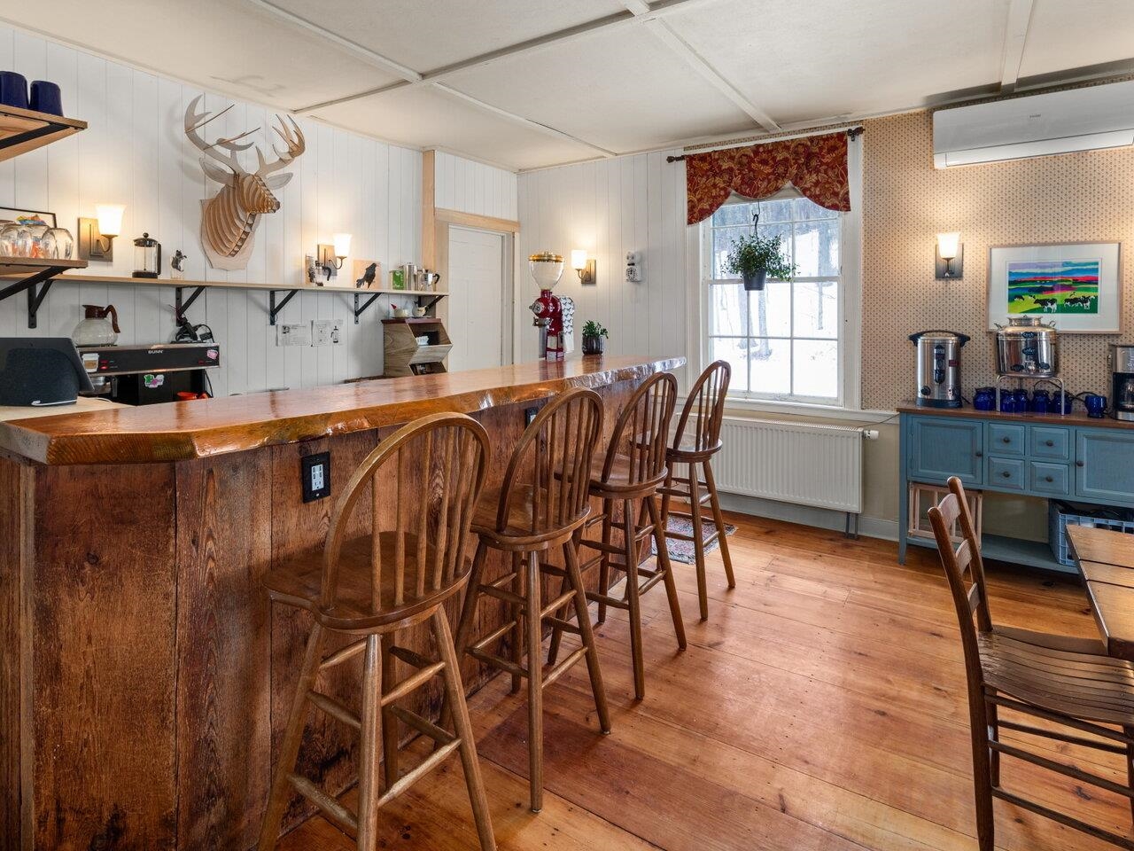 Wet bar in dining area