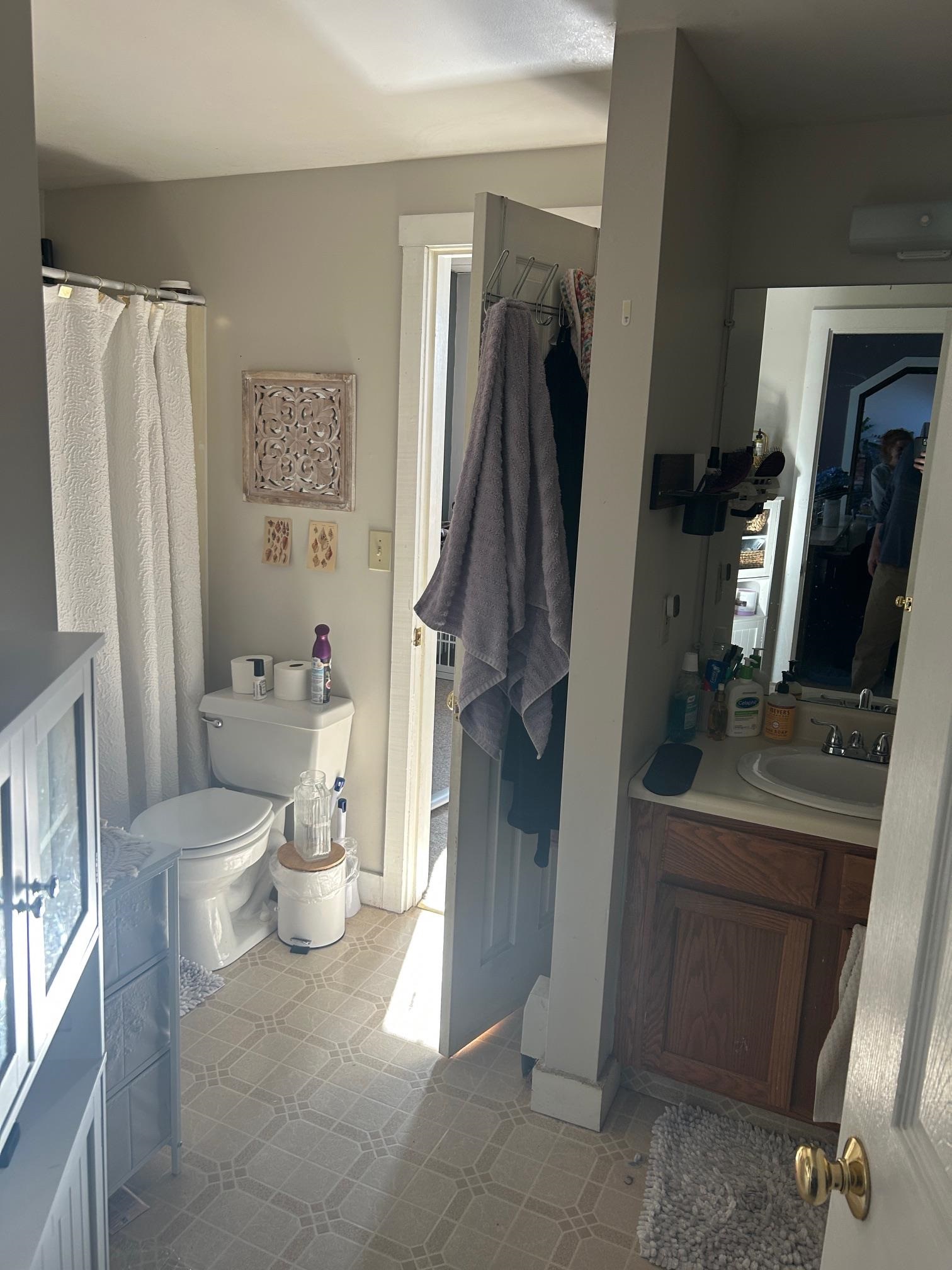 Bathroom apt 1