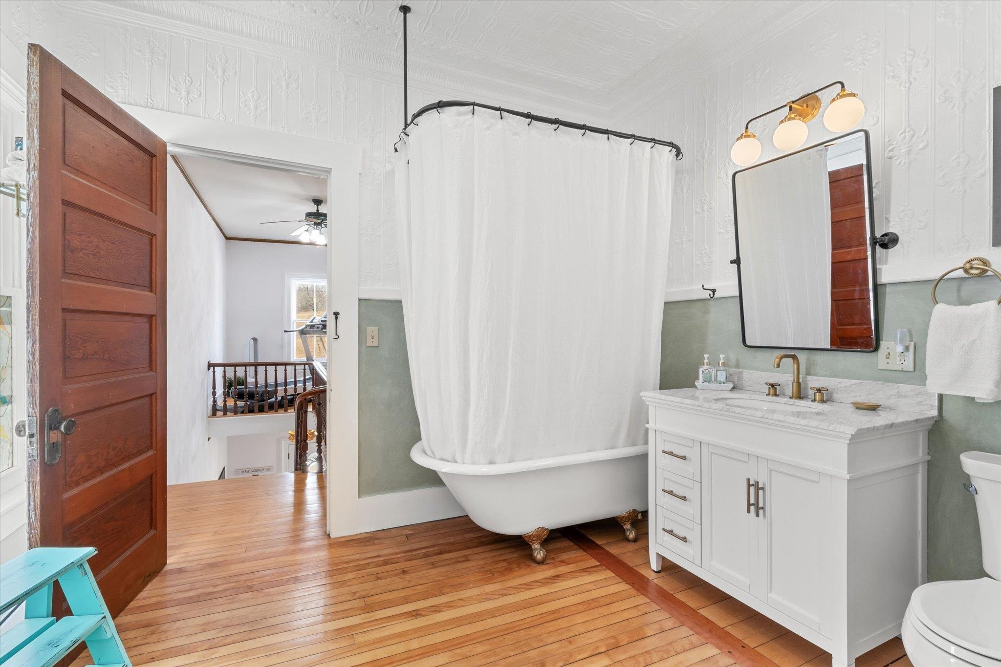 Second floor full bath