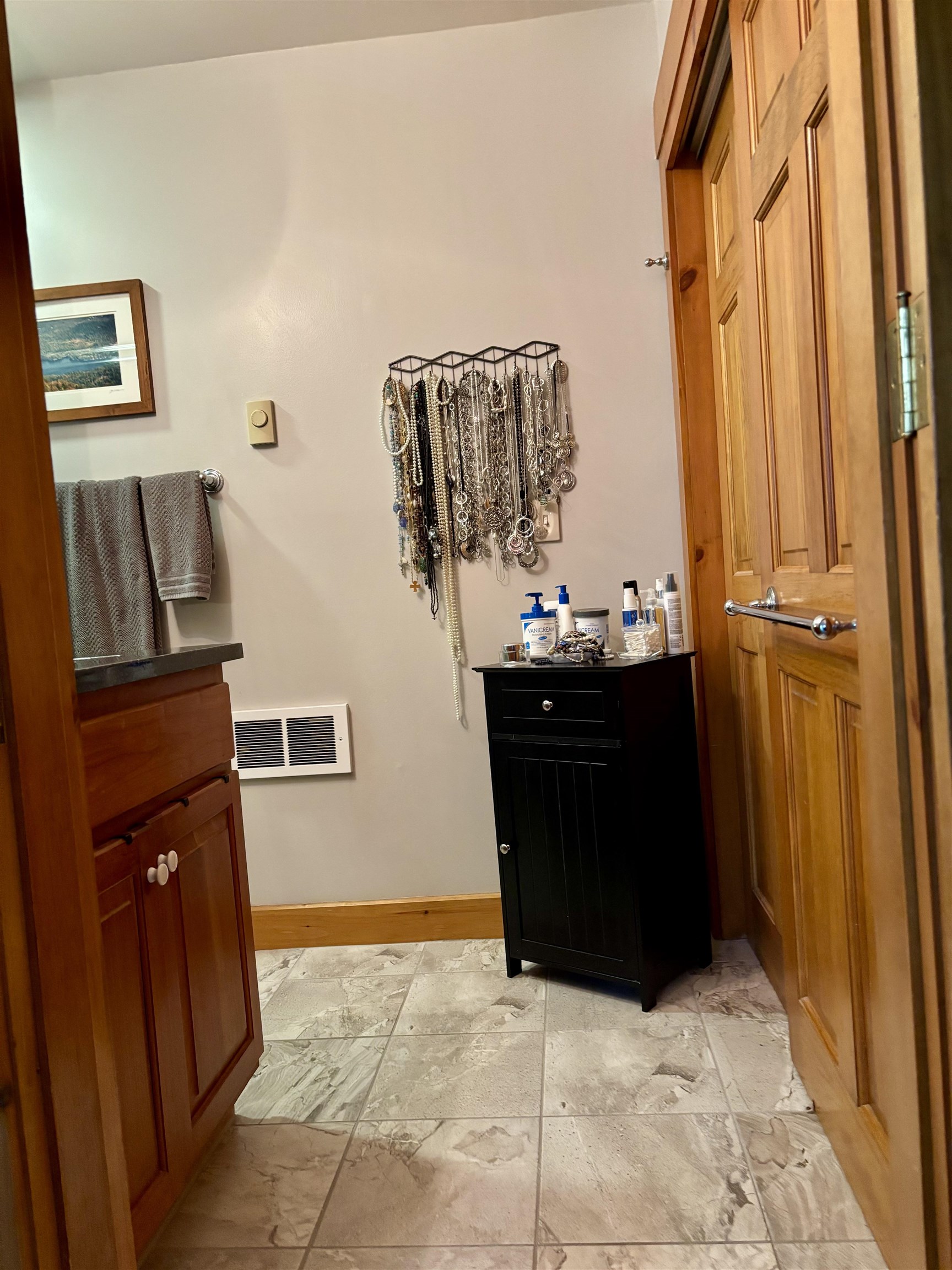 Master bath w/walk-in closet. 22924140