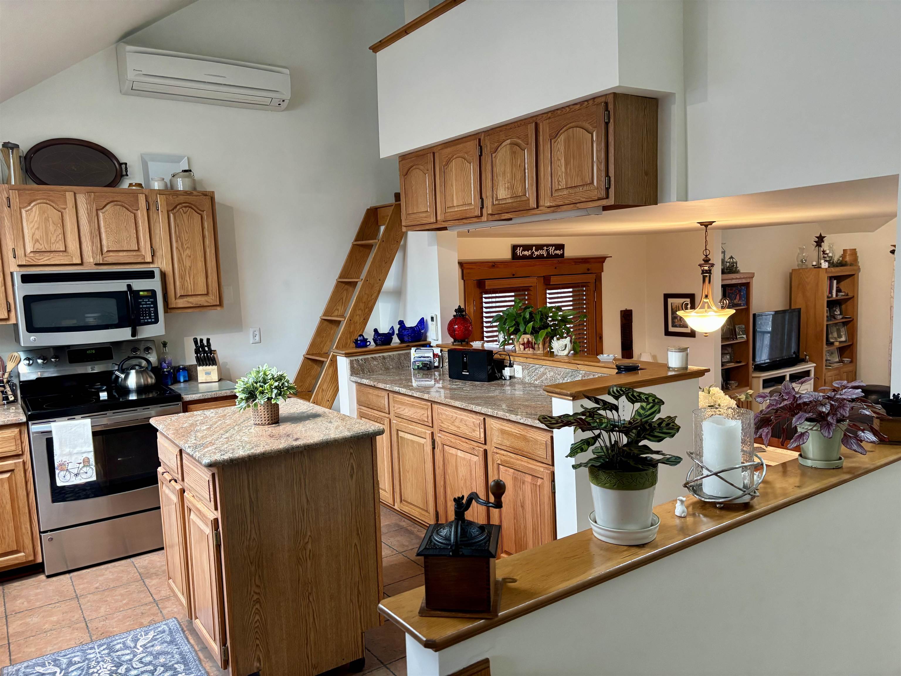 Large Sunny Kitchen 22924045