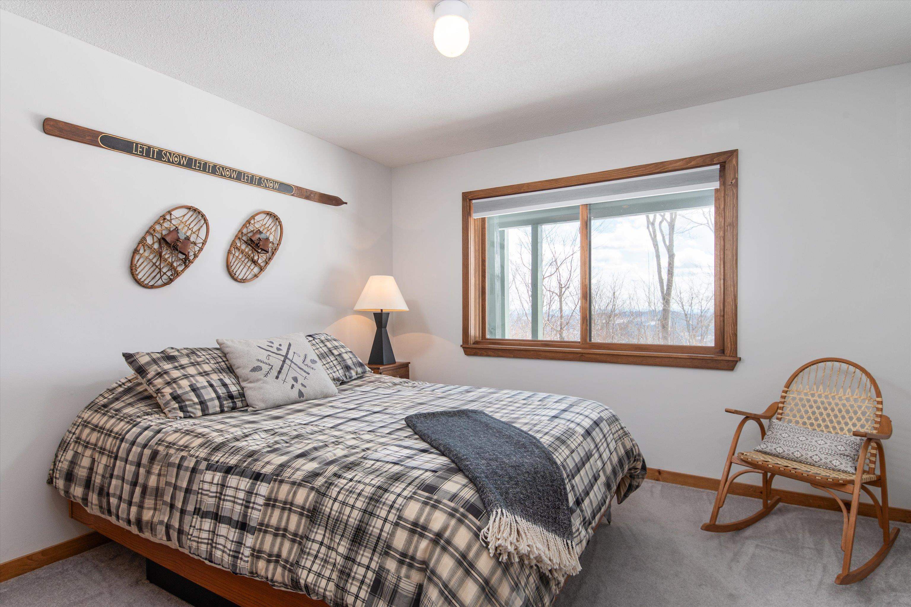 Spacious bedrooms 22904281