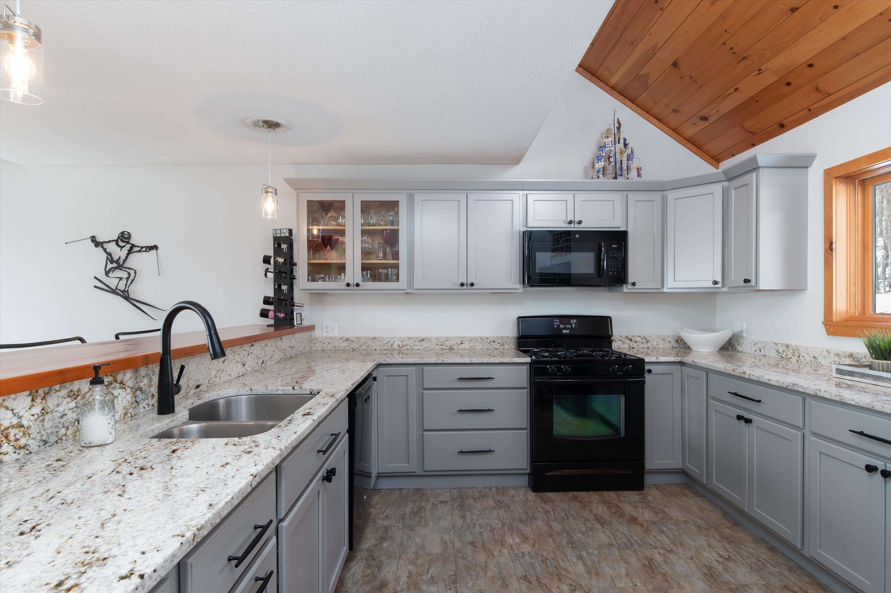 Beautiful counter & cabinets! 22904226