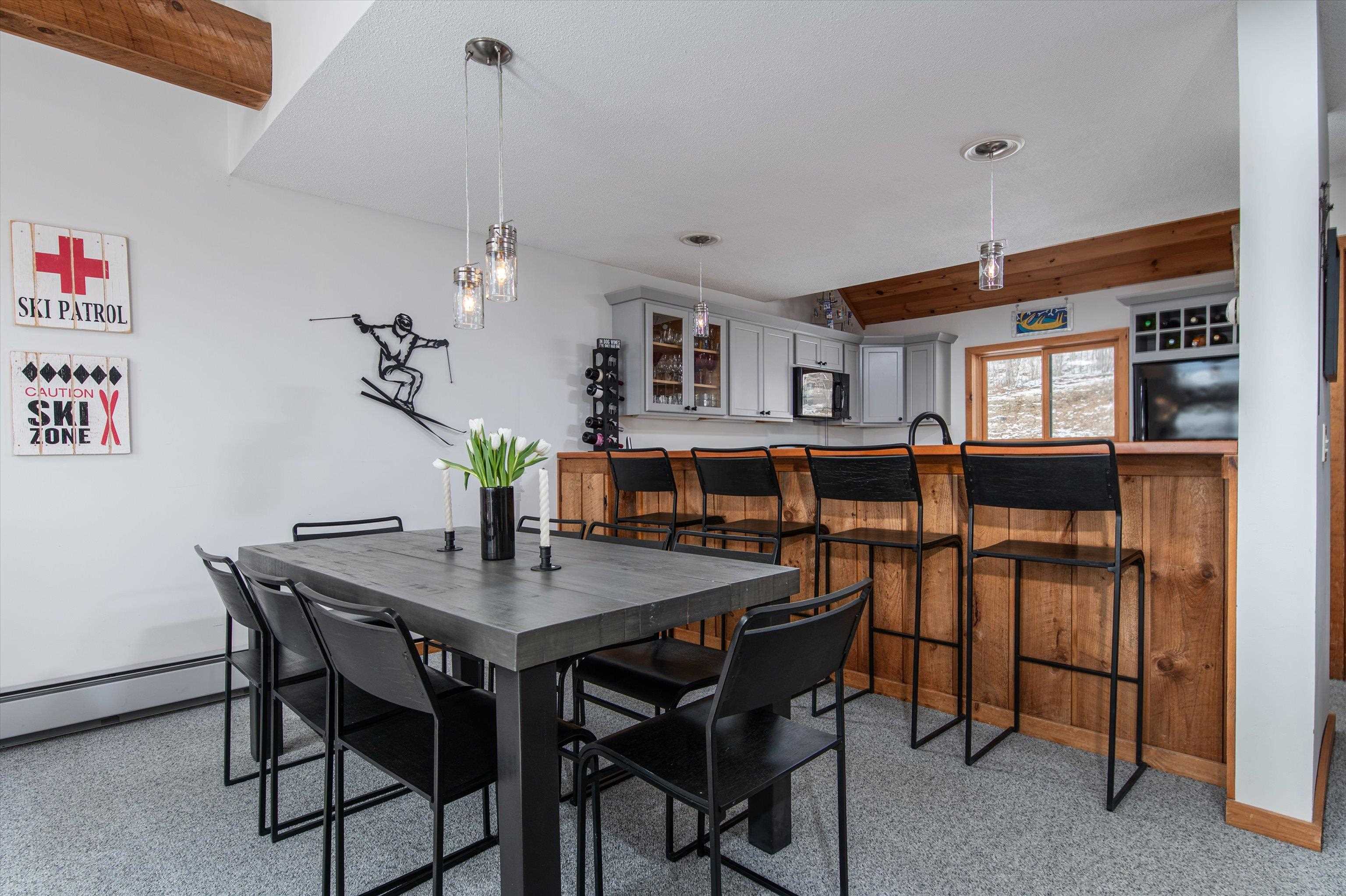 Plenty of dining space 22904244