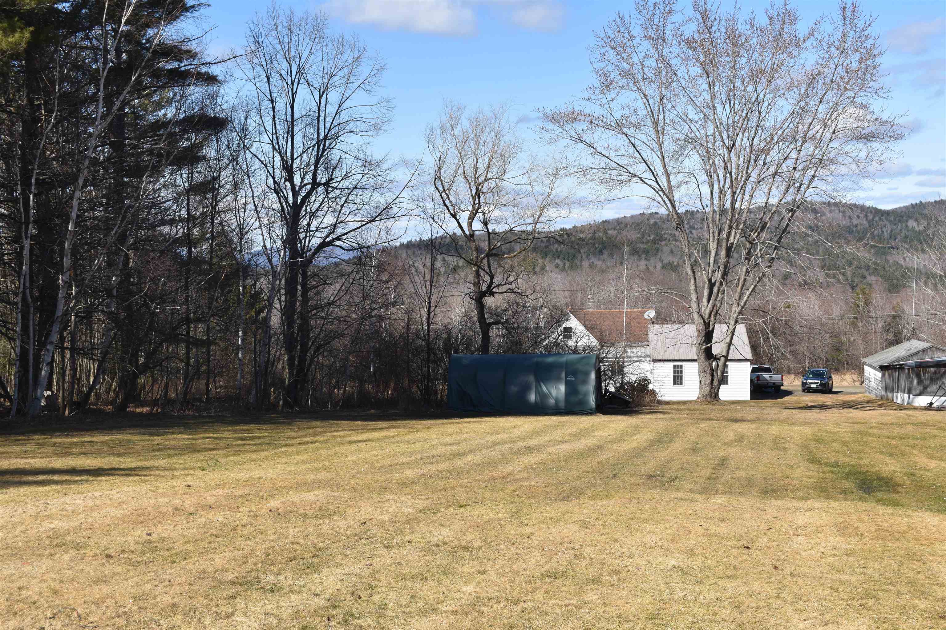 Spacious backyard! 22956099