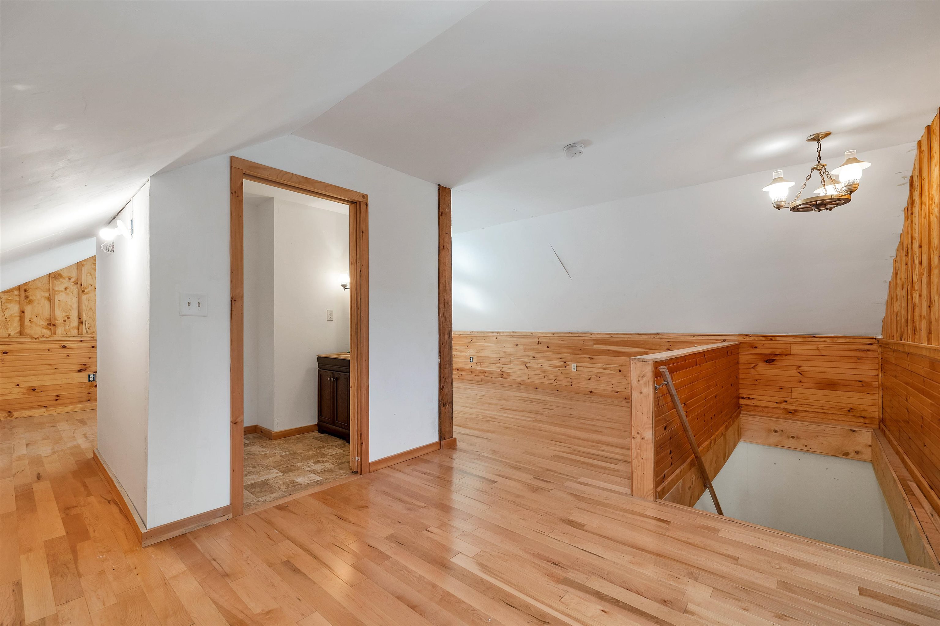 Upper Level Bonus Room