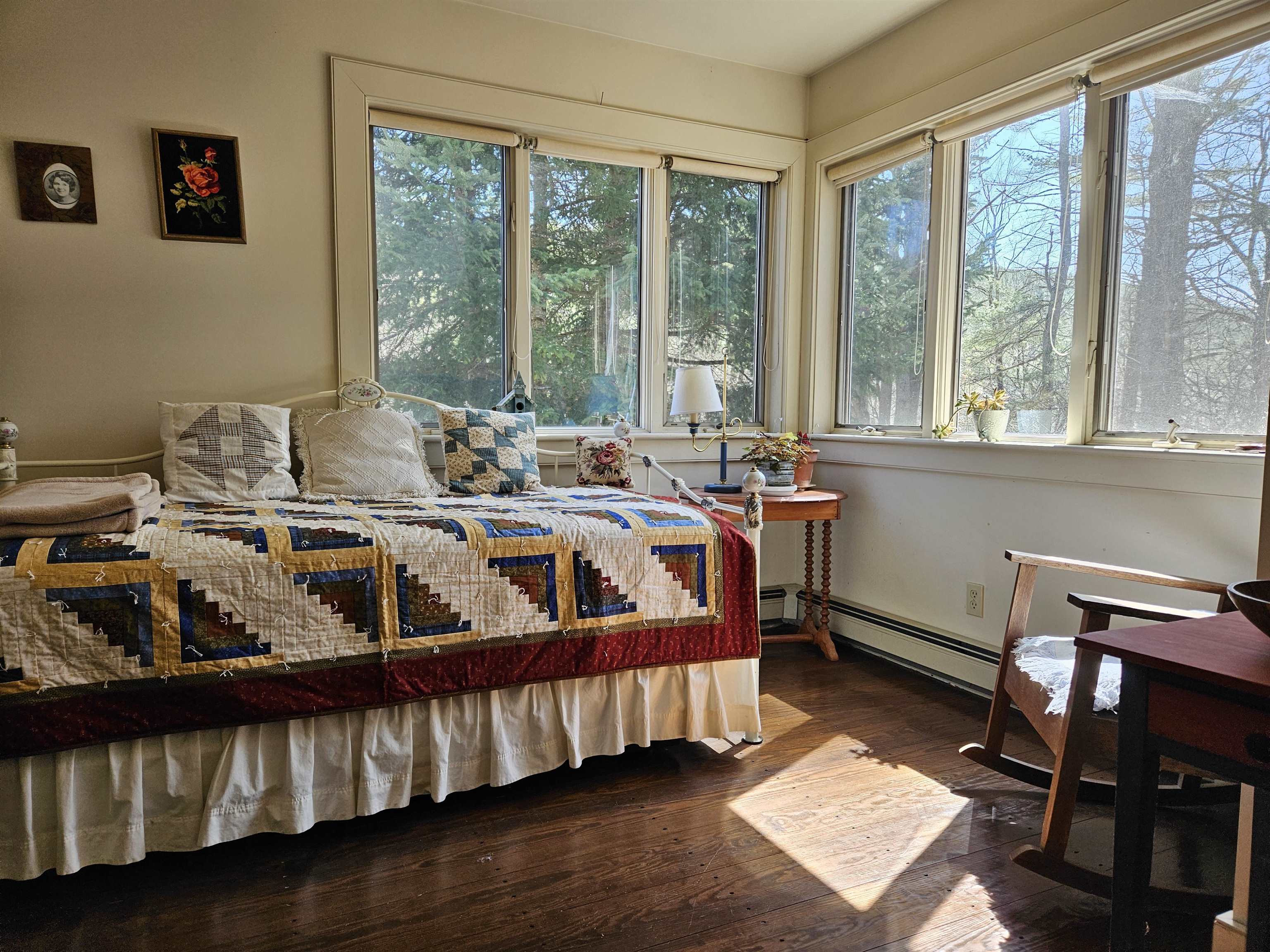 Office space or room for guest overflow 22960598