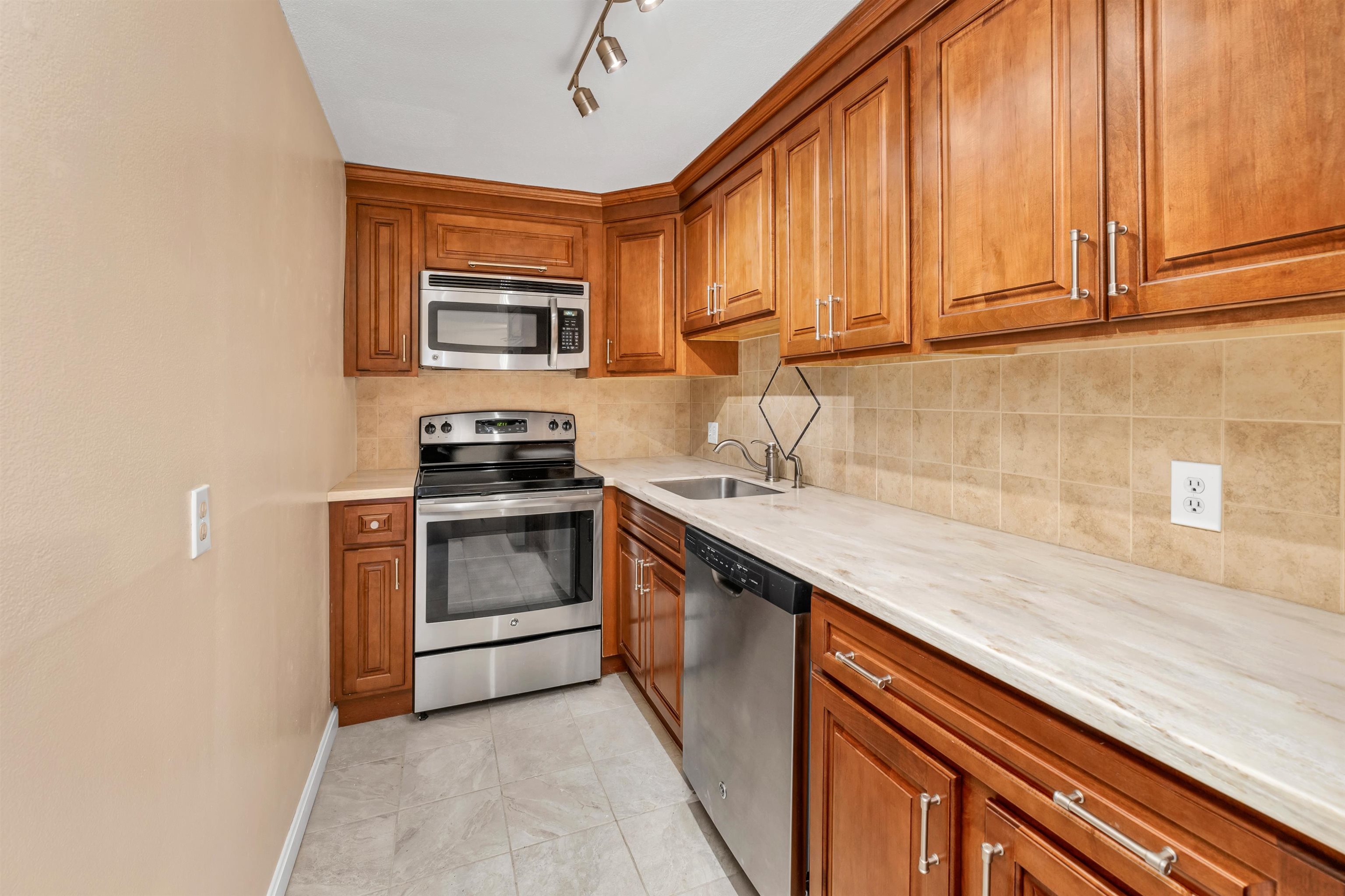 MLS 5037765: 3 Pembroke Drive-Unit 3, Derry NH