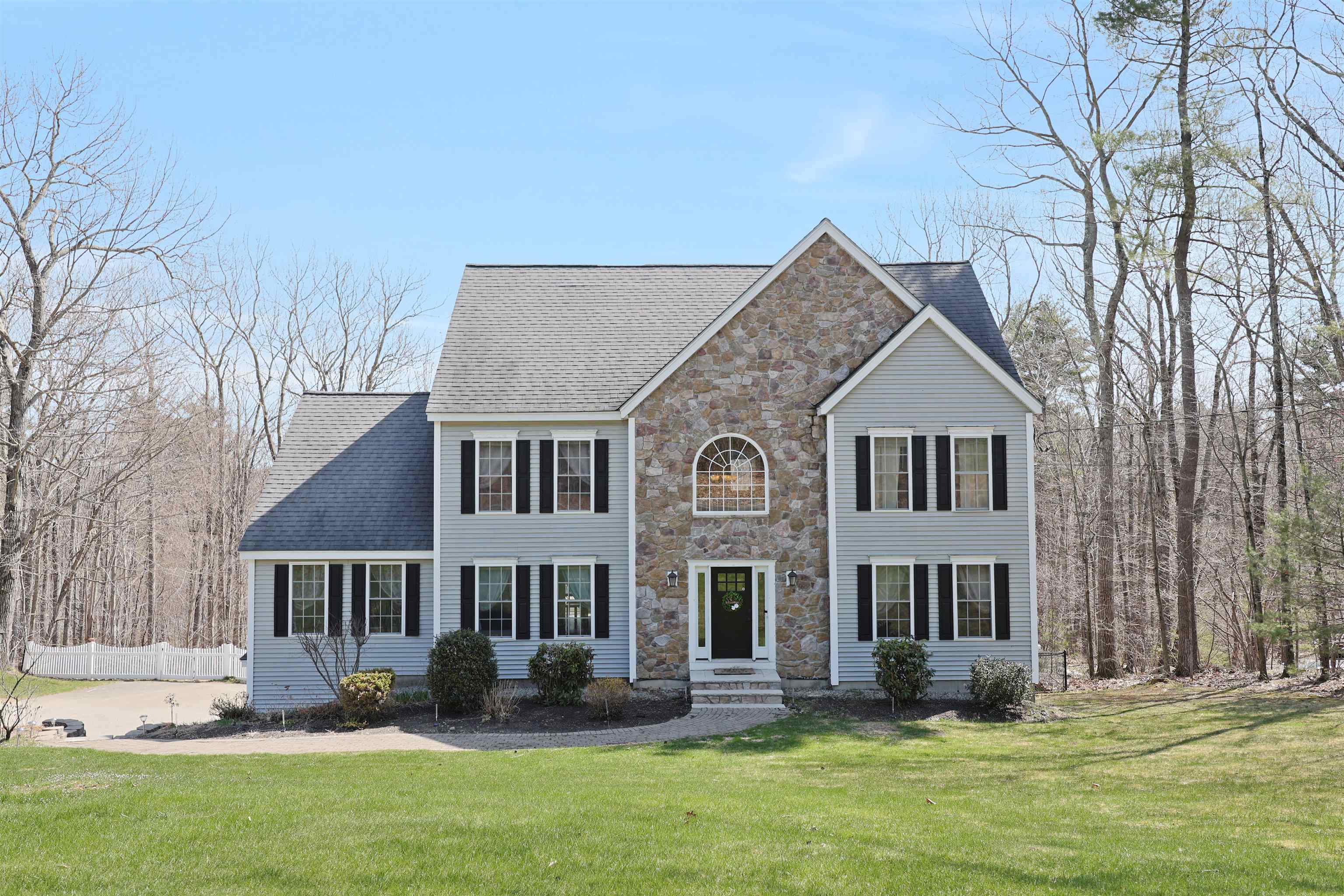 MLS 5037781: 10 Williams Path, Kingston NH