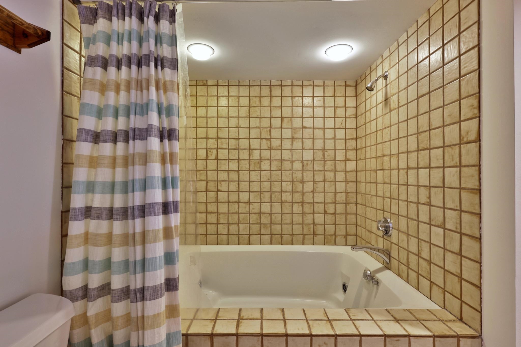 Jetted tub