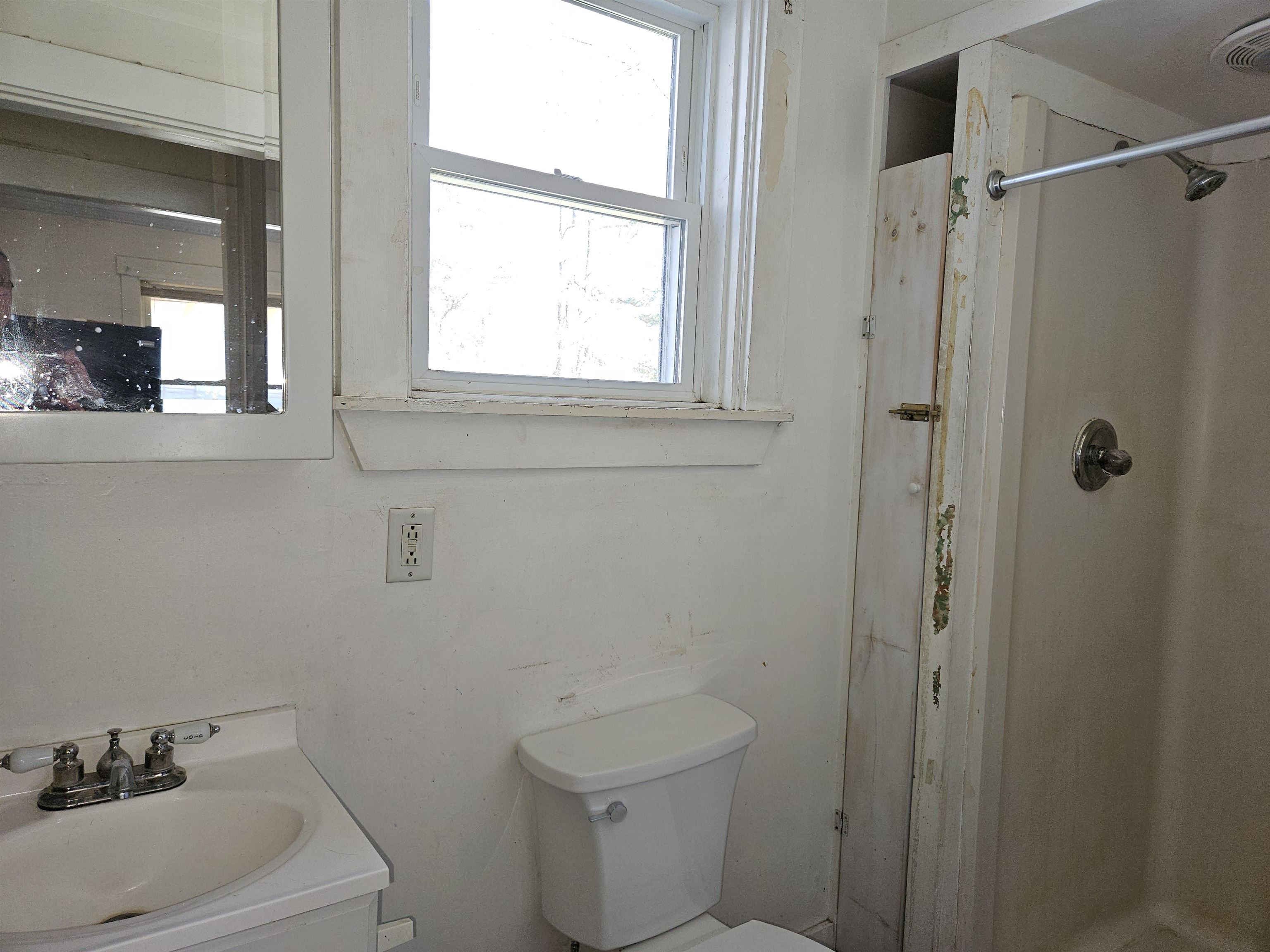 bathroom 23072813