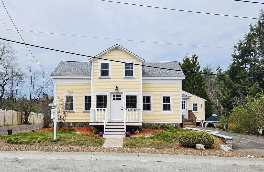 MLS 5038086: 7 Elm Street, Newton NH