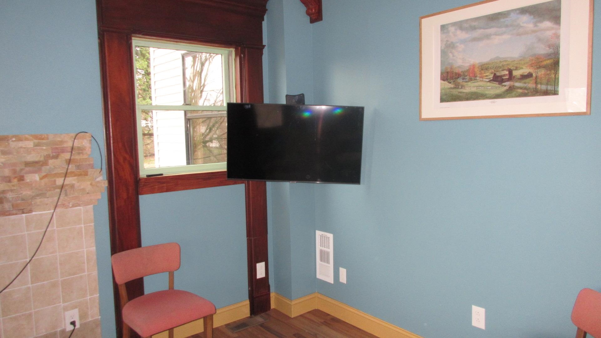 Living Room with TV 23099433
