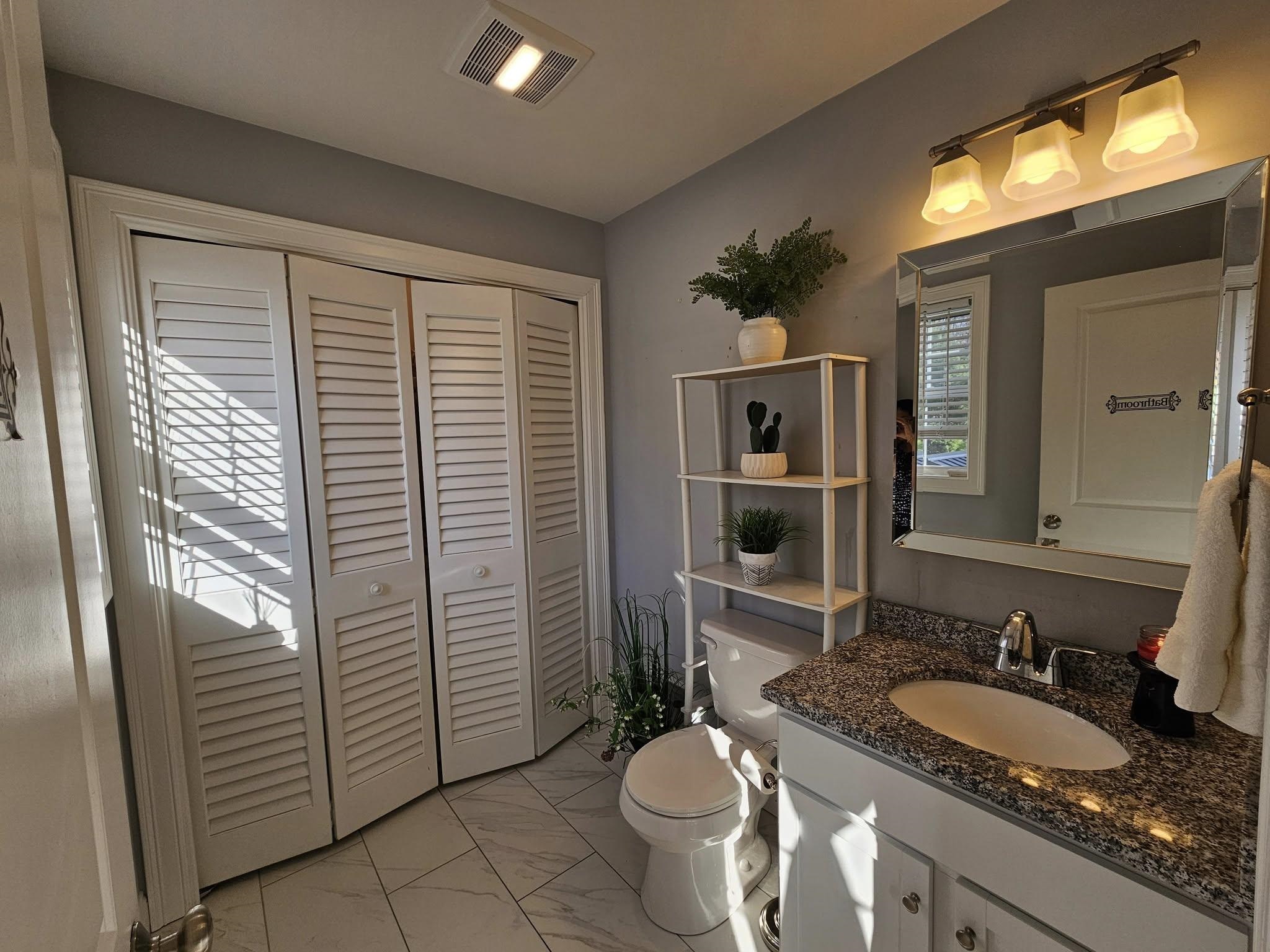 First floor half bath 23111370