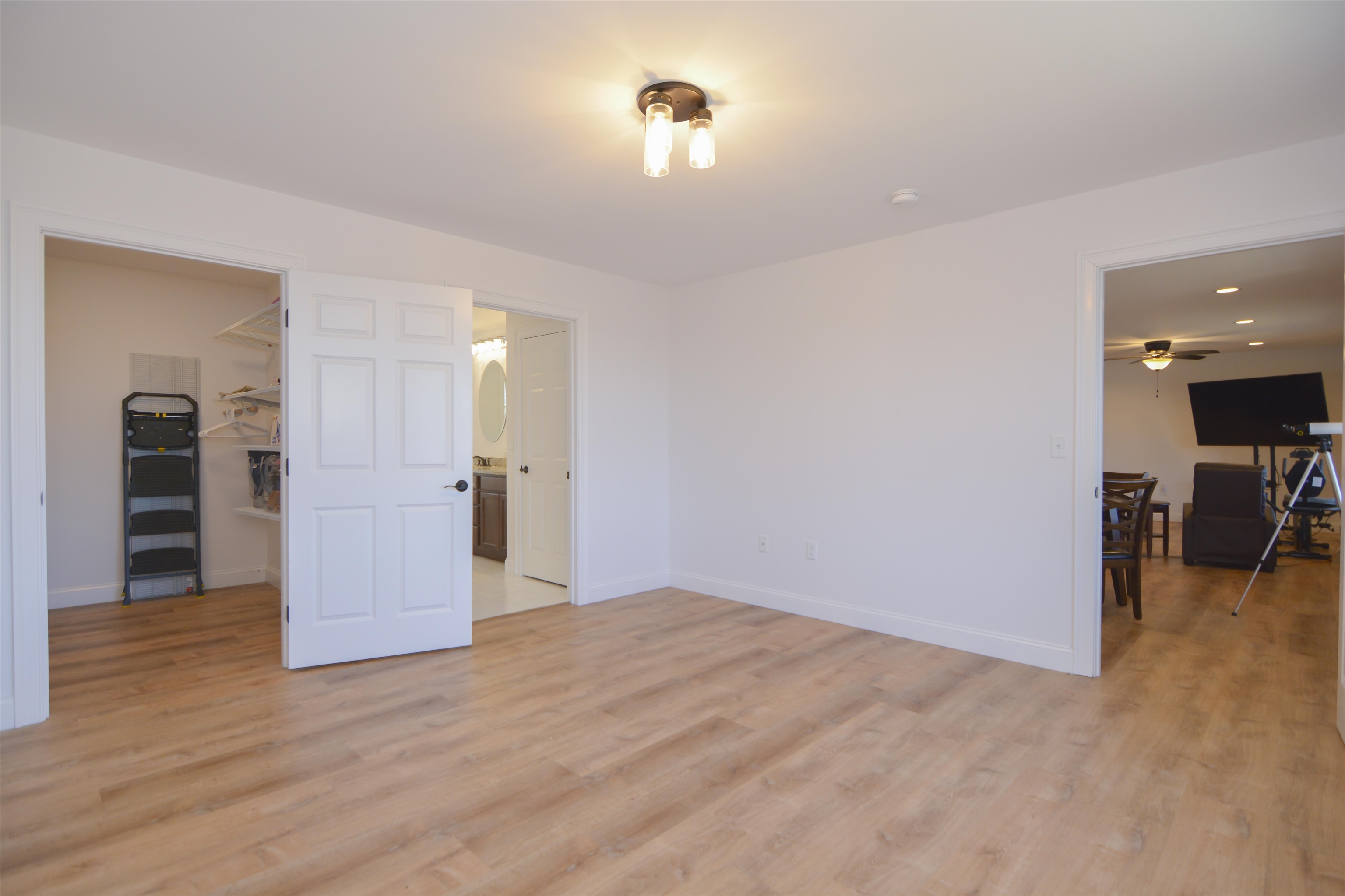 1st Fl Primary Suite 23109694