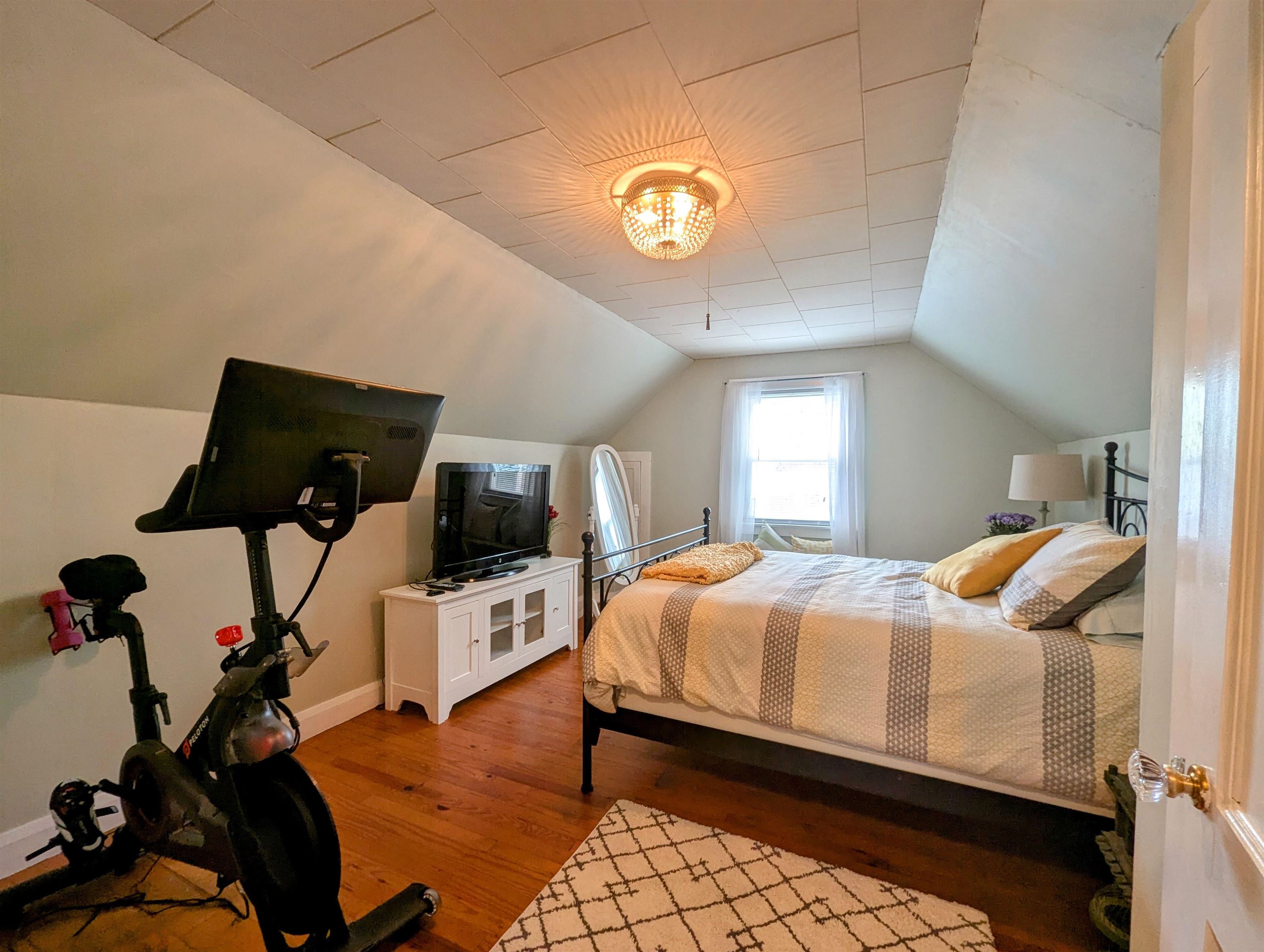 Upstairs Left (Bedroom) 23123355