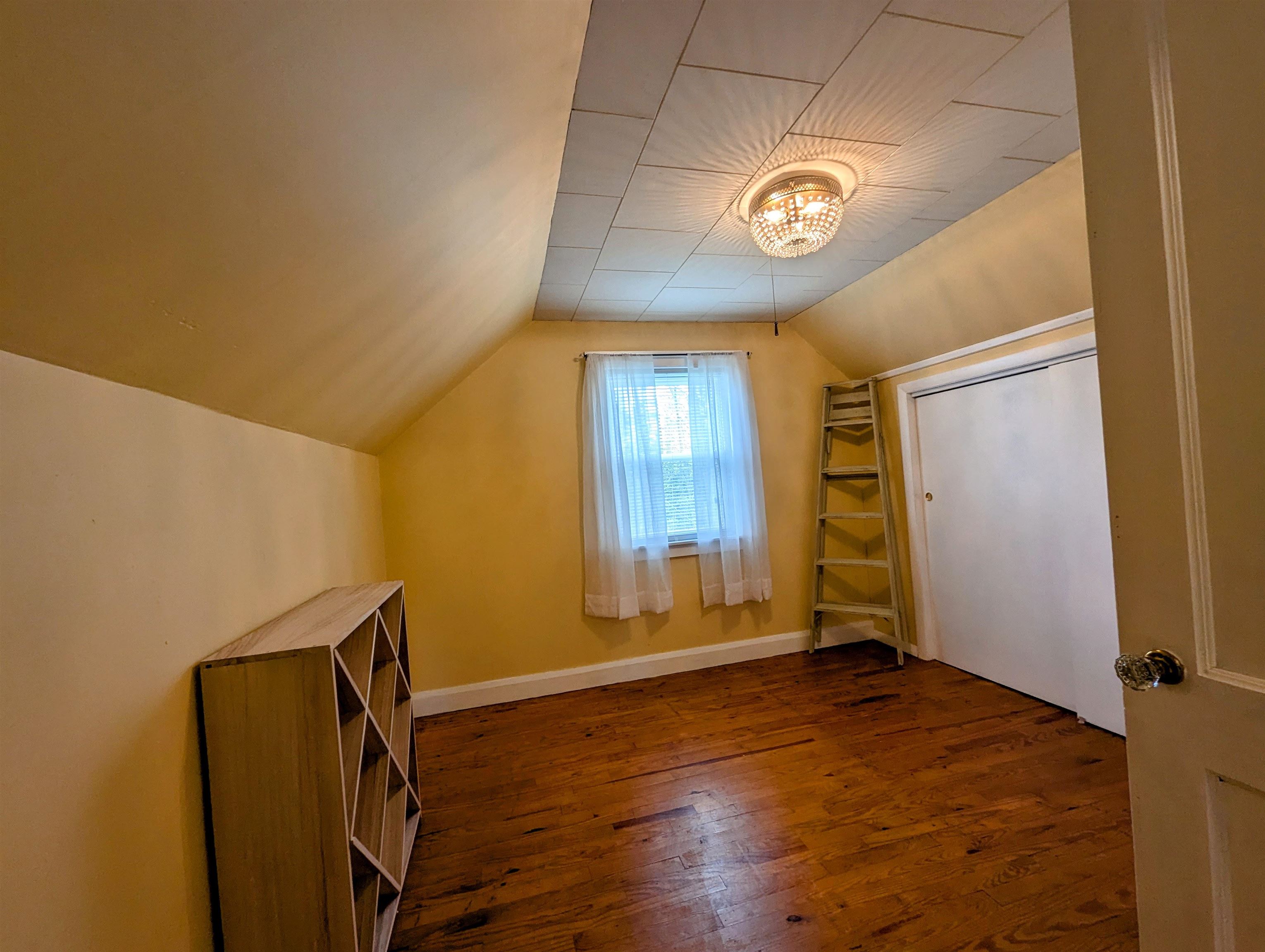 Upstairs Right (Bedroom) 23123353
