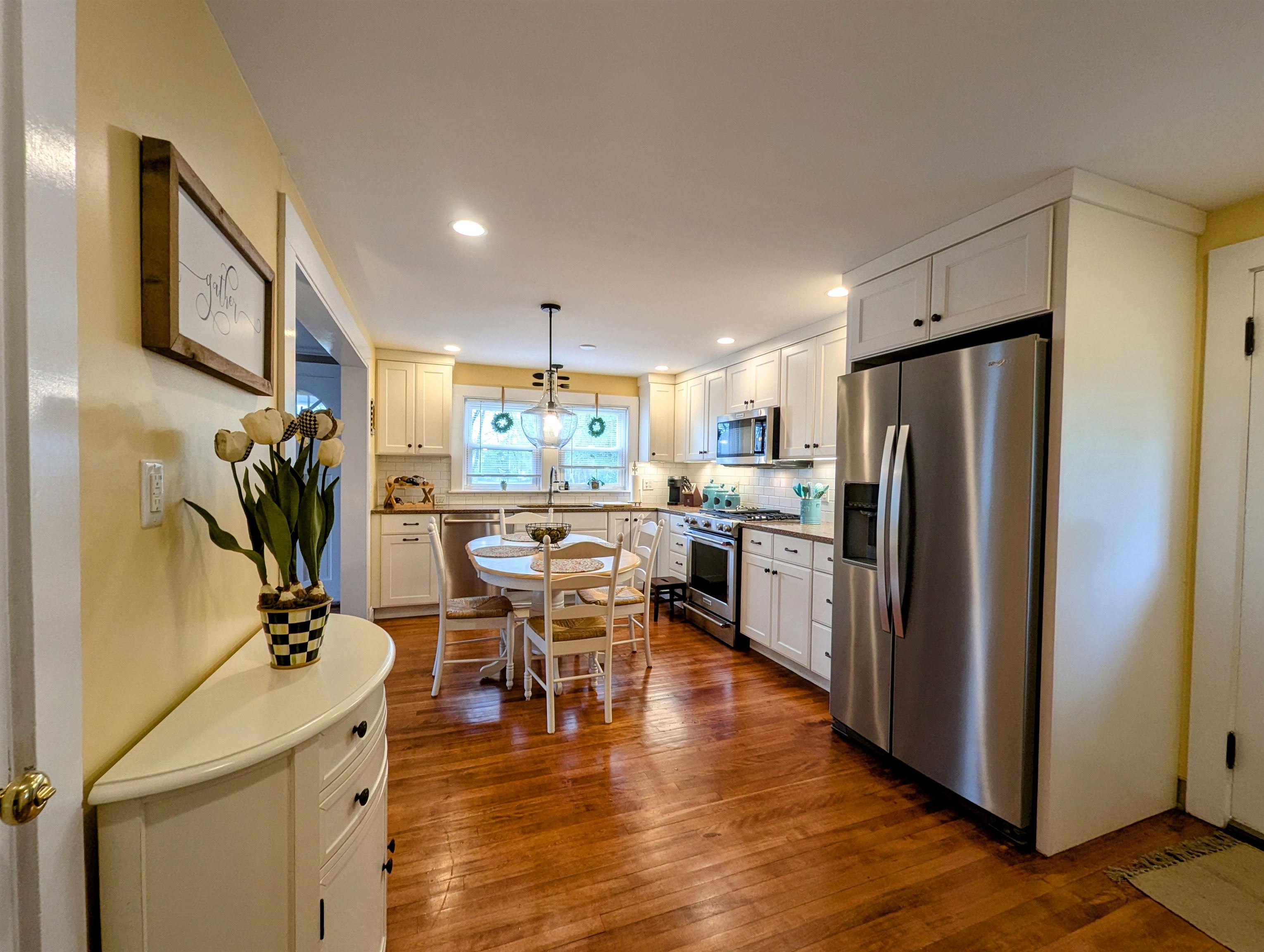 Eat-In Kitchen 23125626