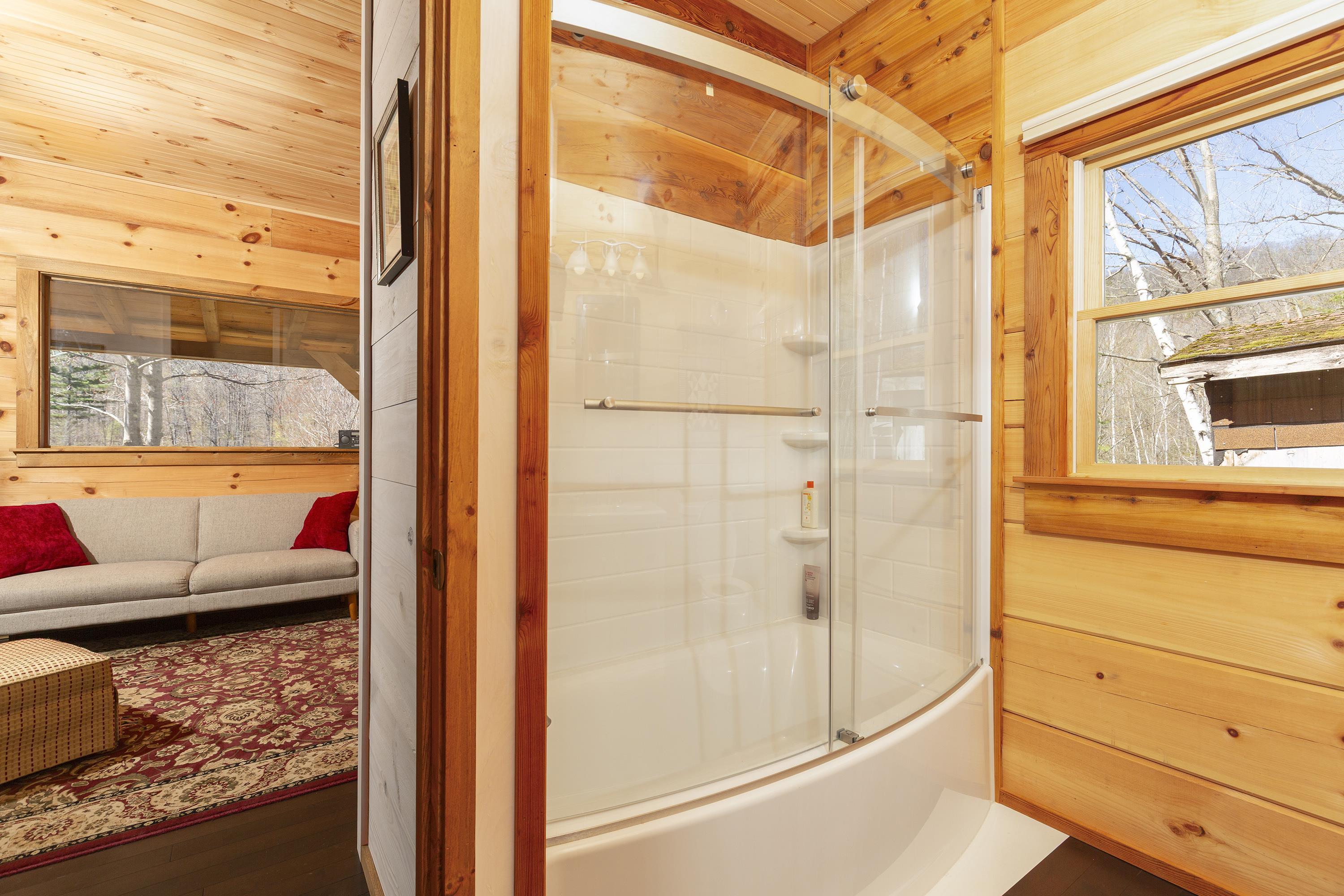 Bathroom tub/shower 23127567