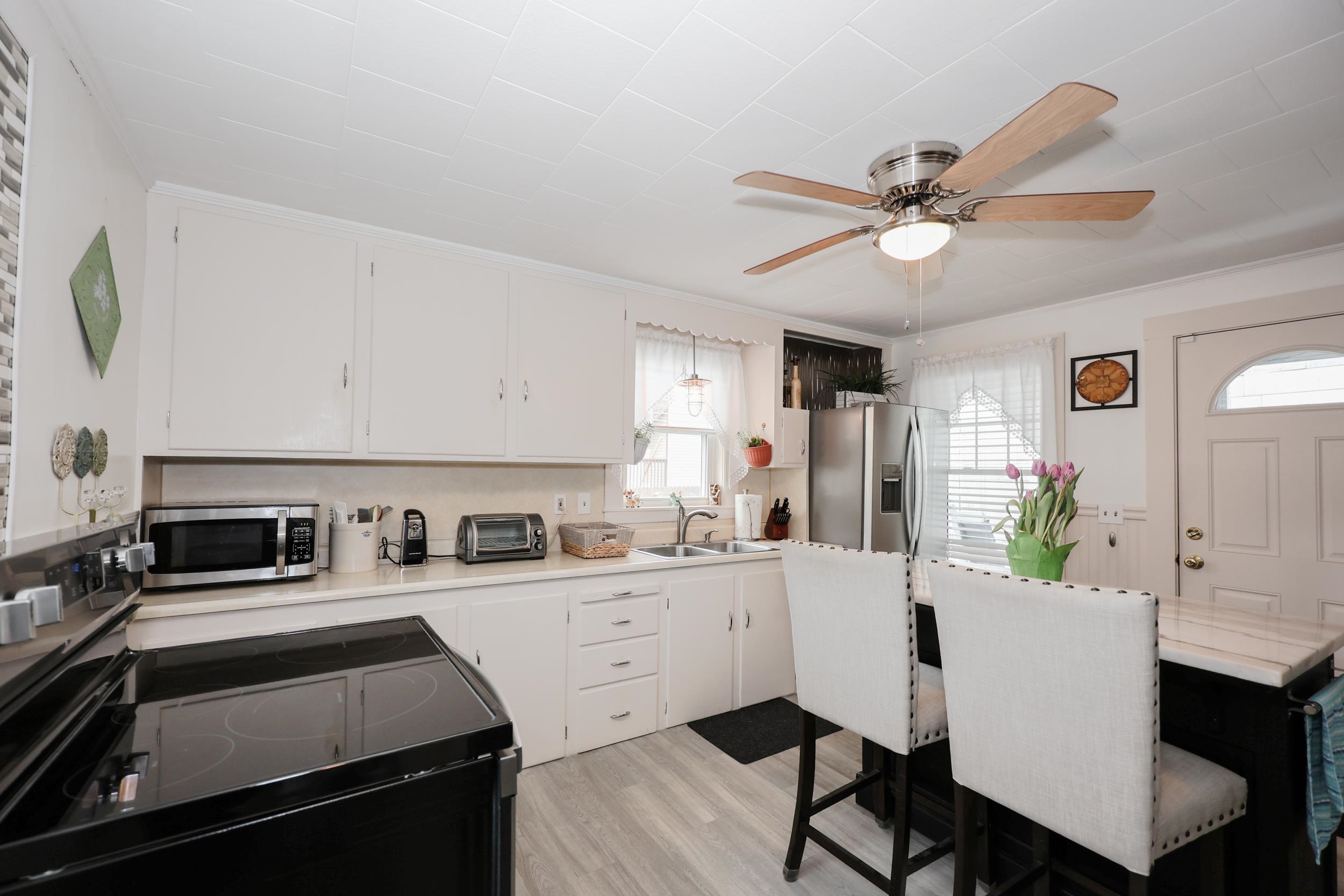 Kitchen island stays