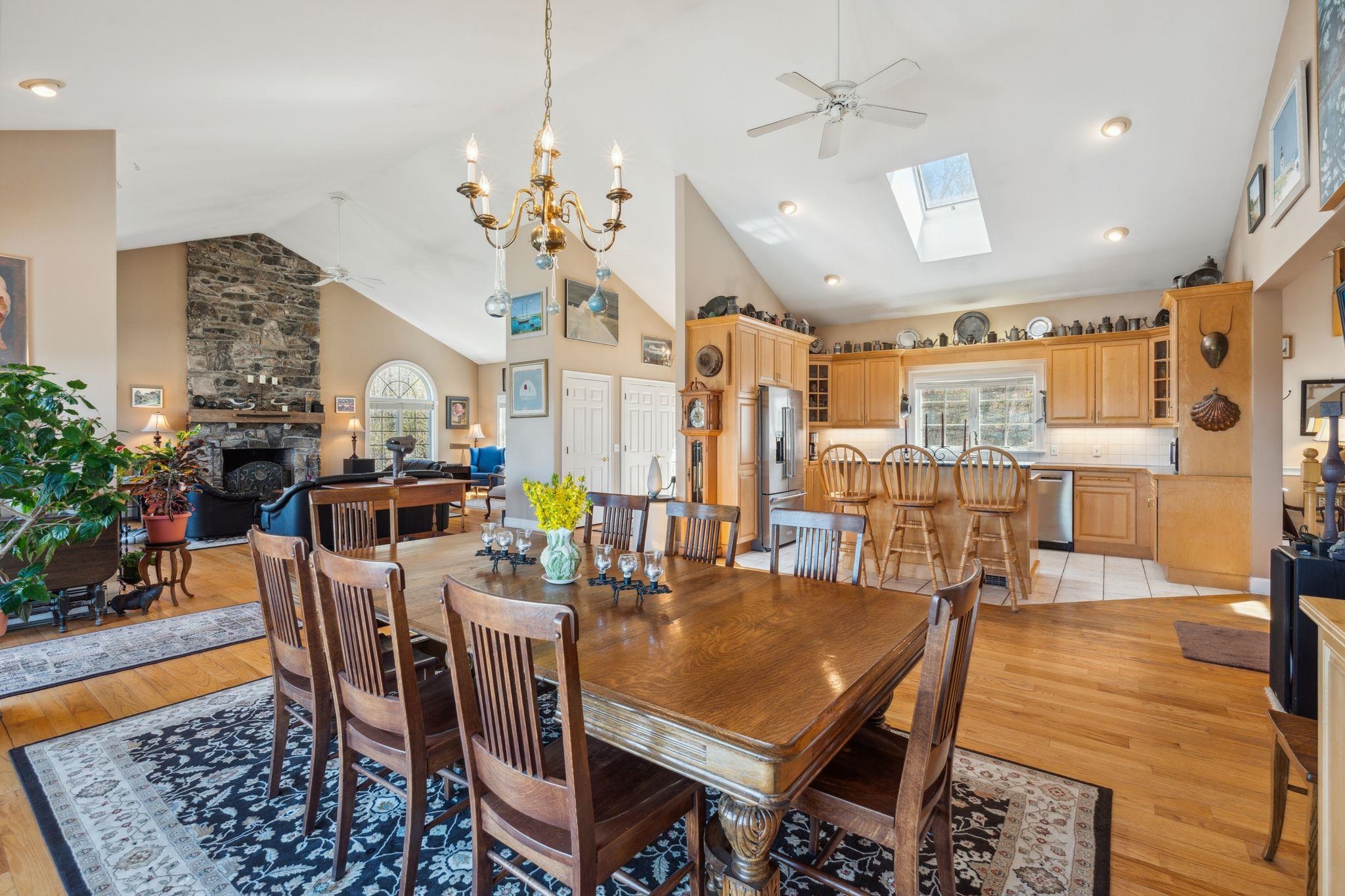 Dining open to kitchen 23137193