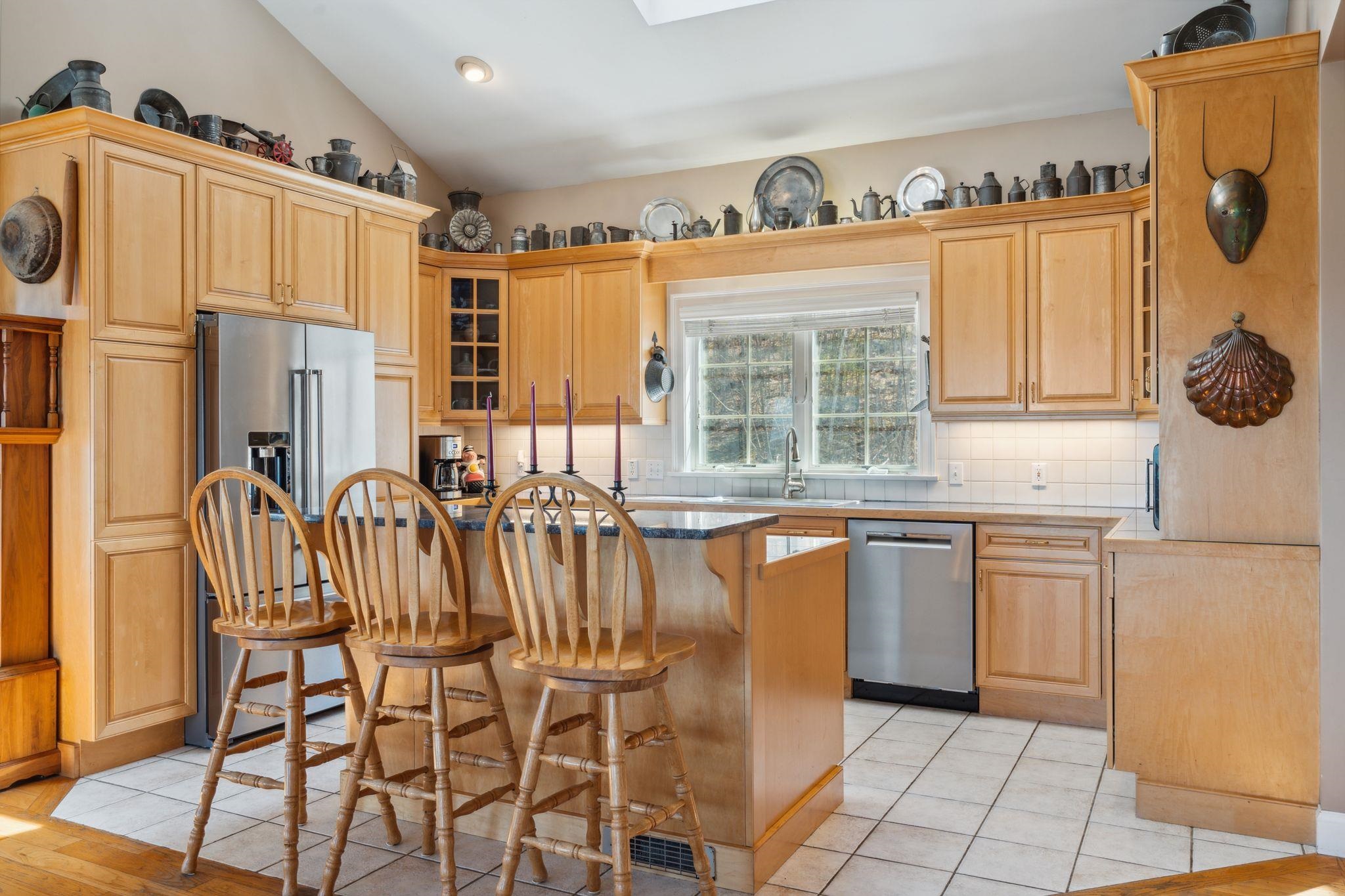 Natural cabinetted kitchen 23137036