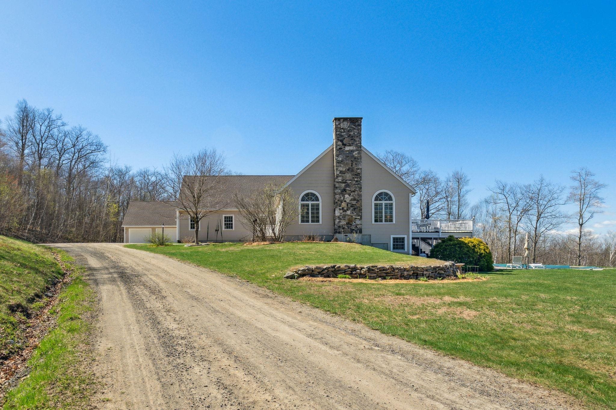 Massive granite chimney 23136994