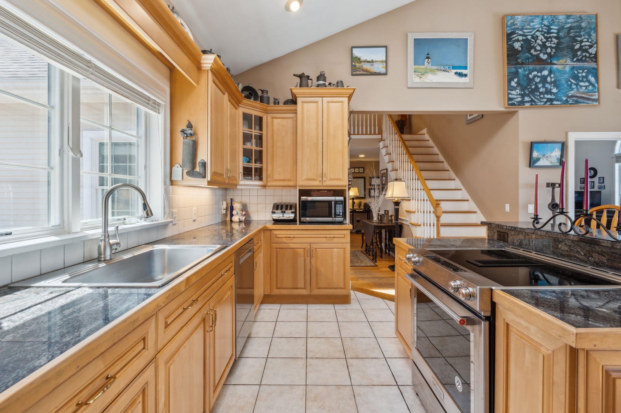 Expansive counter space 23137190