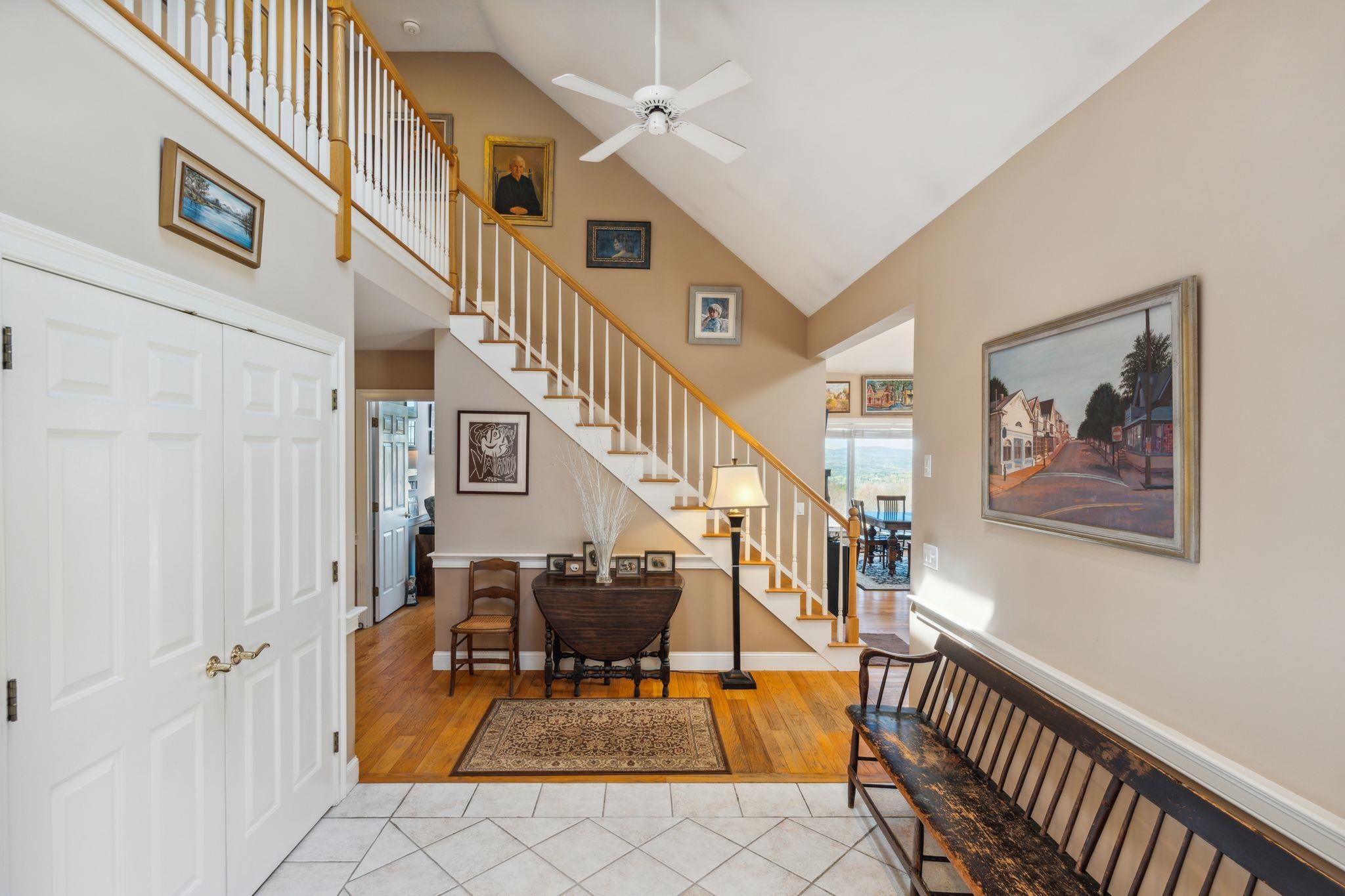 Staircase to the second floor 23137035