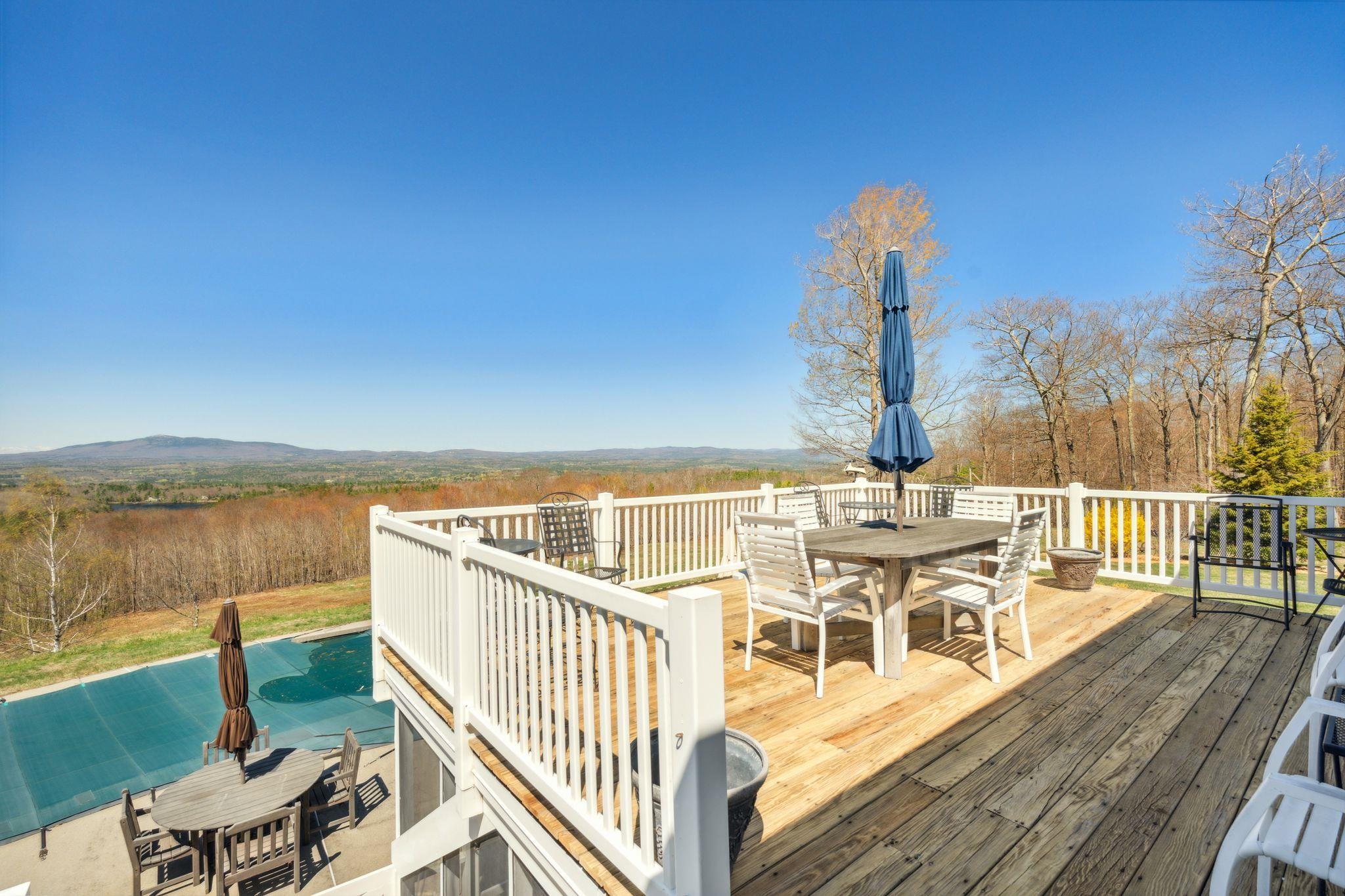 Out to the deck and the view 23137350