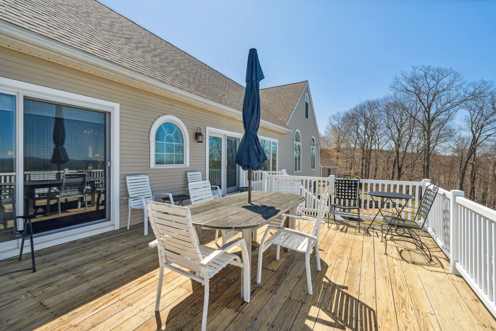 Large space for entertaining 23137351