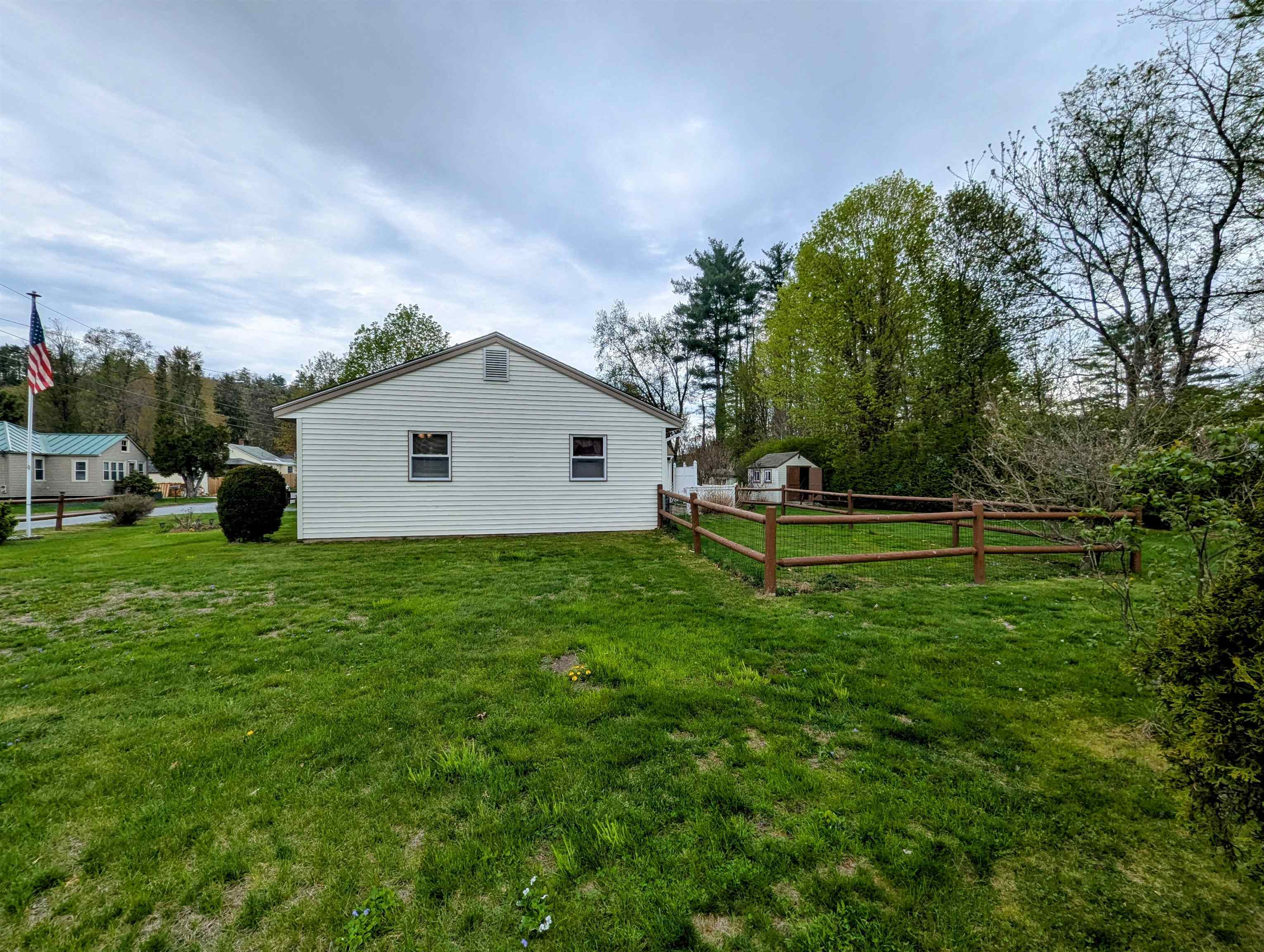 Lg Side Lawn area 23145941