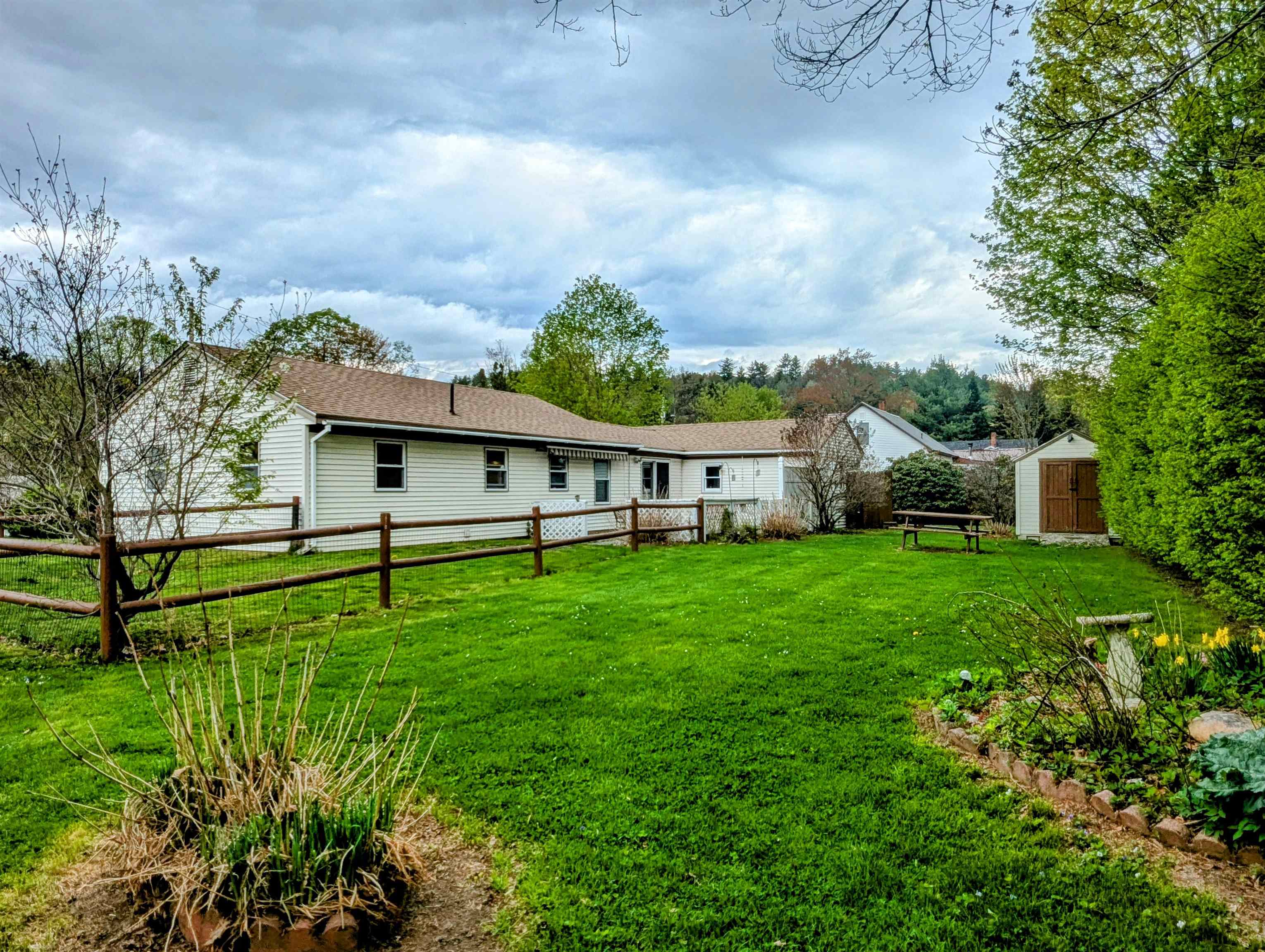Large back /side yard 23145924