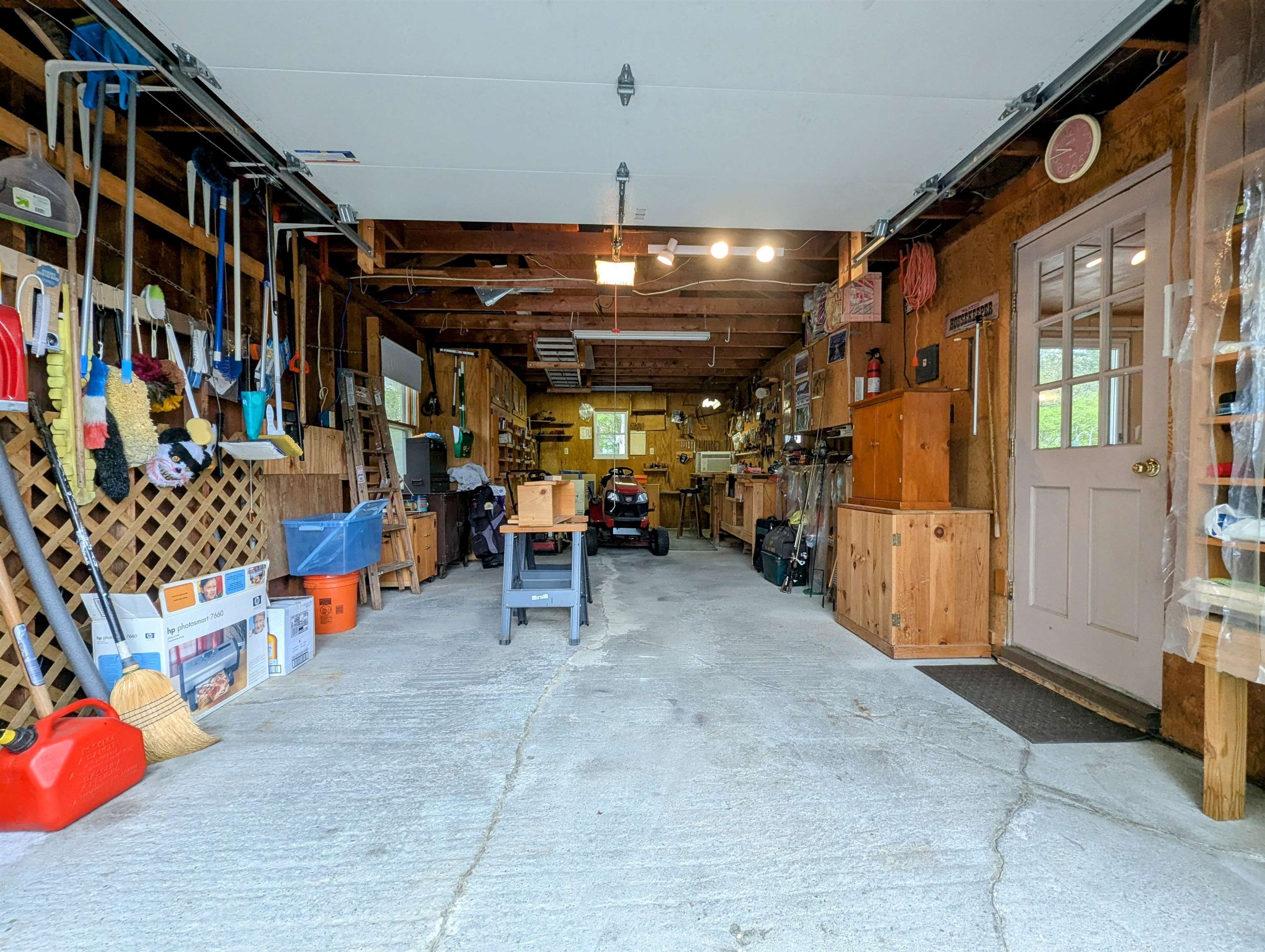 Garage - Interior 23145913
